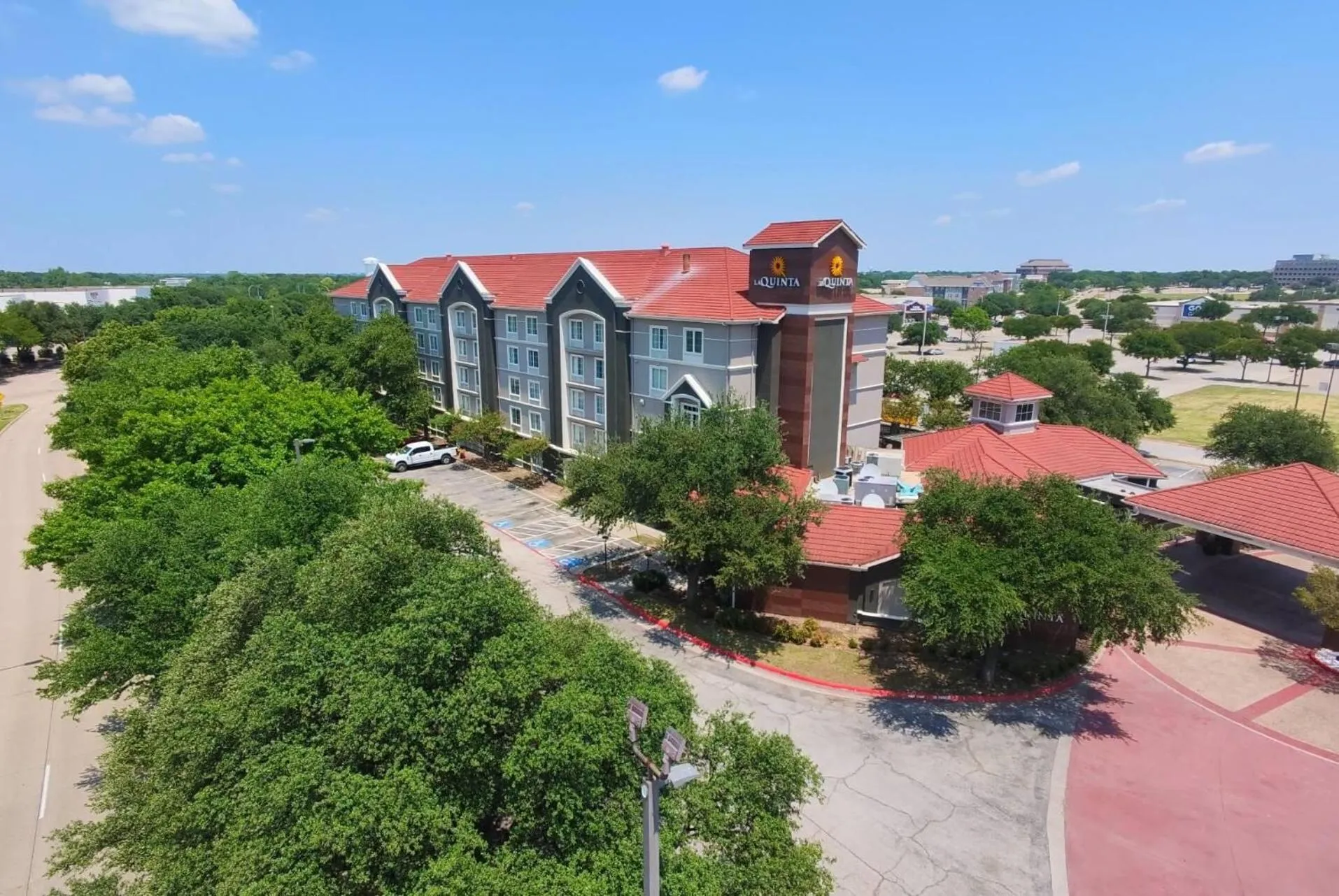 Property building in La Quinta by Wyndham Dallas Arlington South