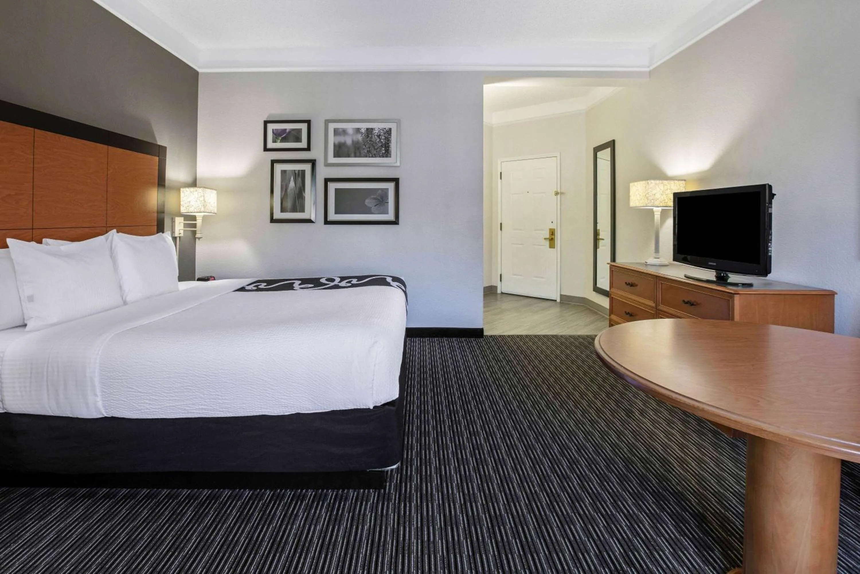 Photo of the whole room, Bed in La Quinta by Wyndham Dallas Arlington South