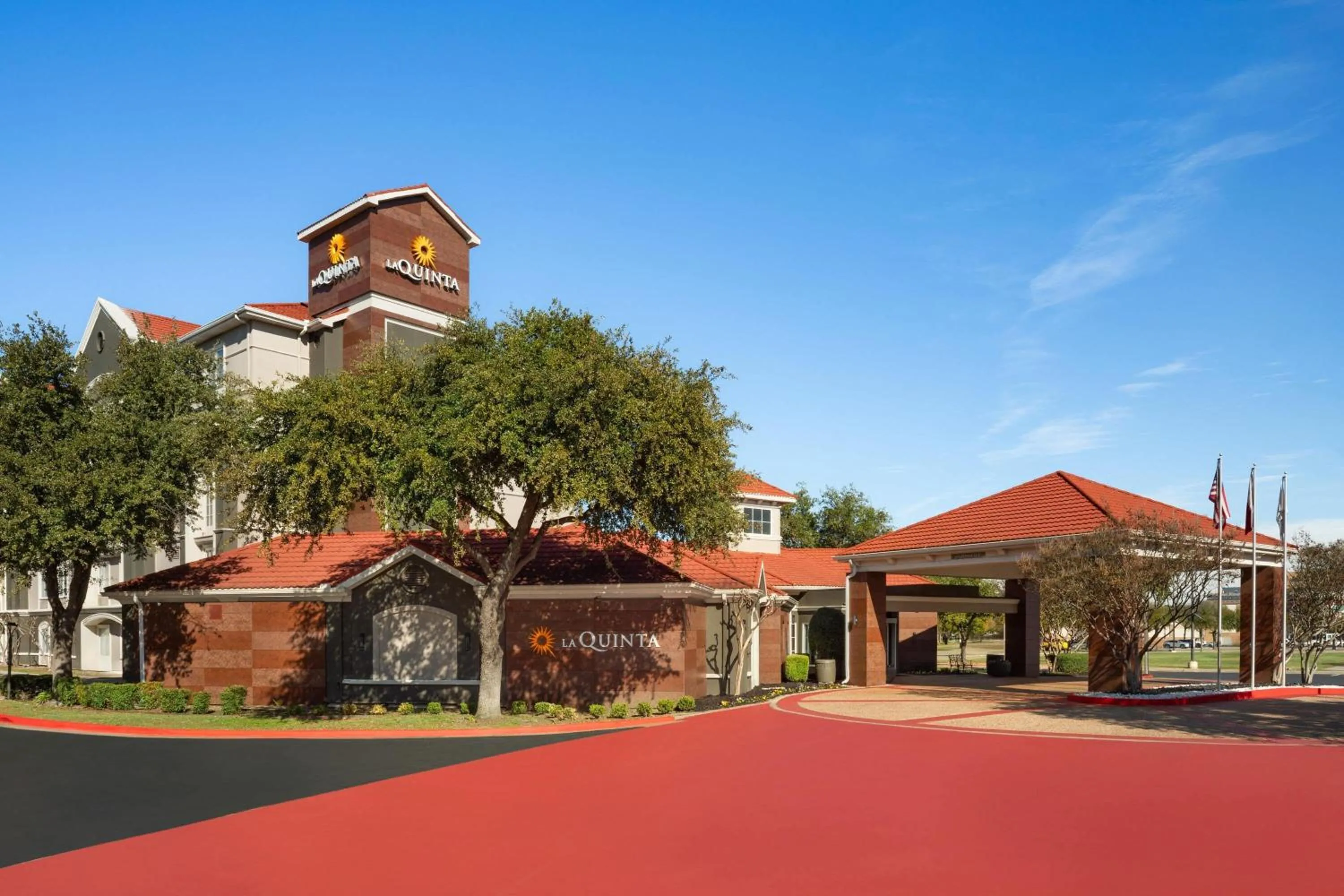 Property building in La Quinta by Wyndham Dallas Arlington South