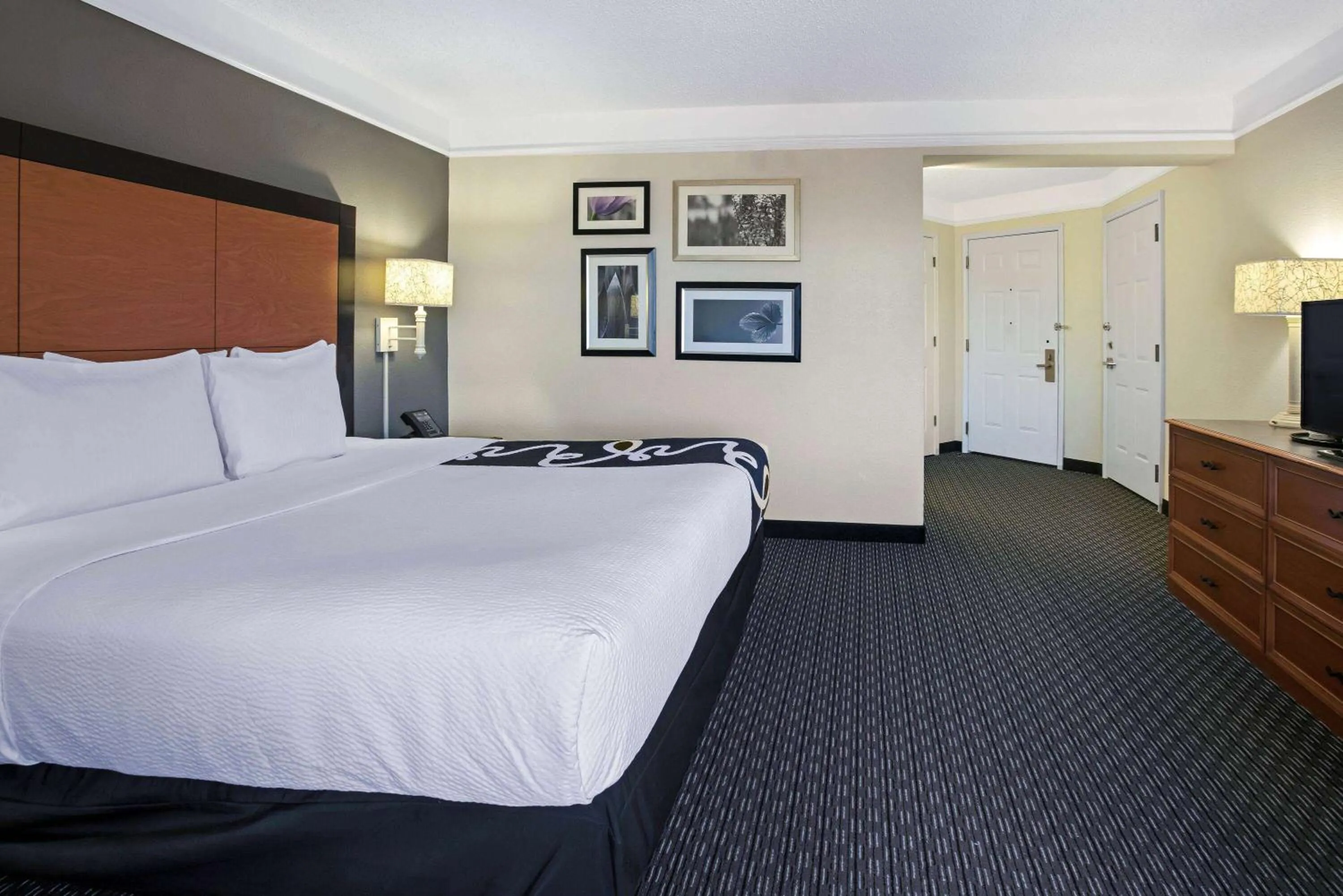 Photo of the whole room, Bed in La Quinta by Wyndham Dallas Arlington South