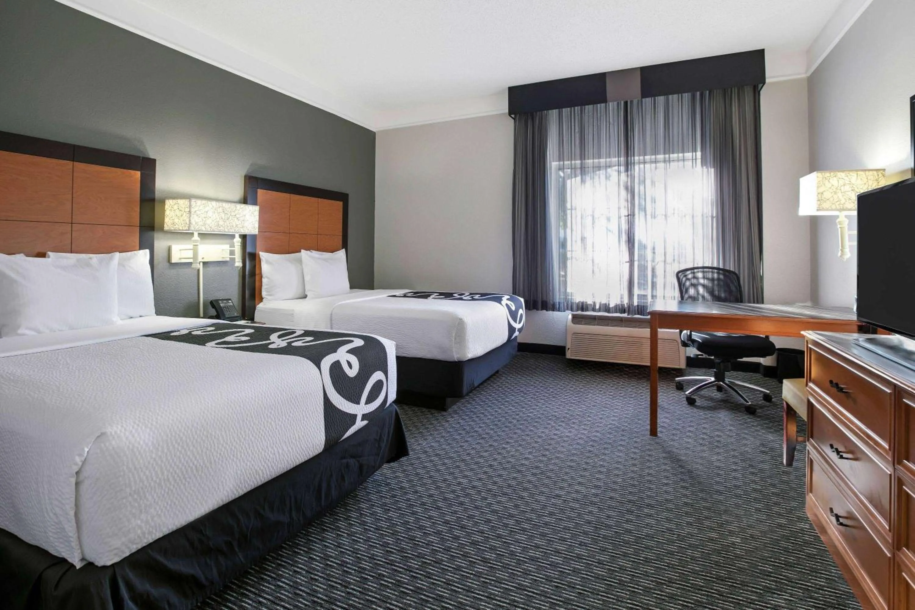 Photo of the whole room, Bed in La Quinta by Wyndham Dallas Arlington South