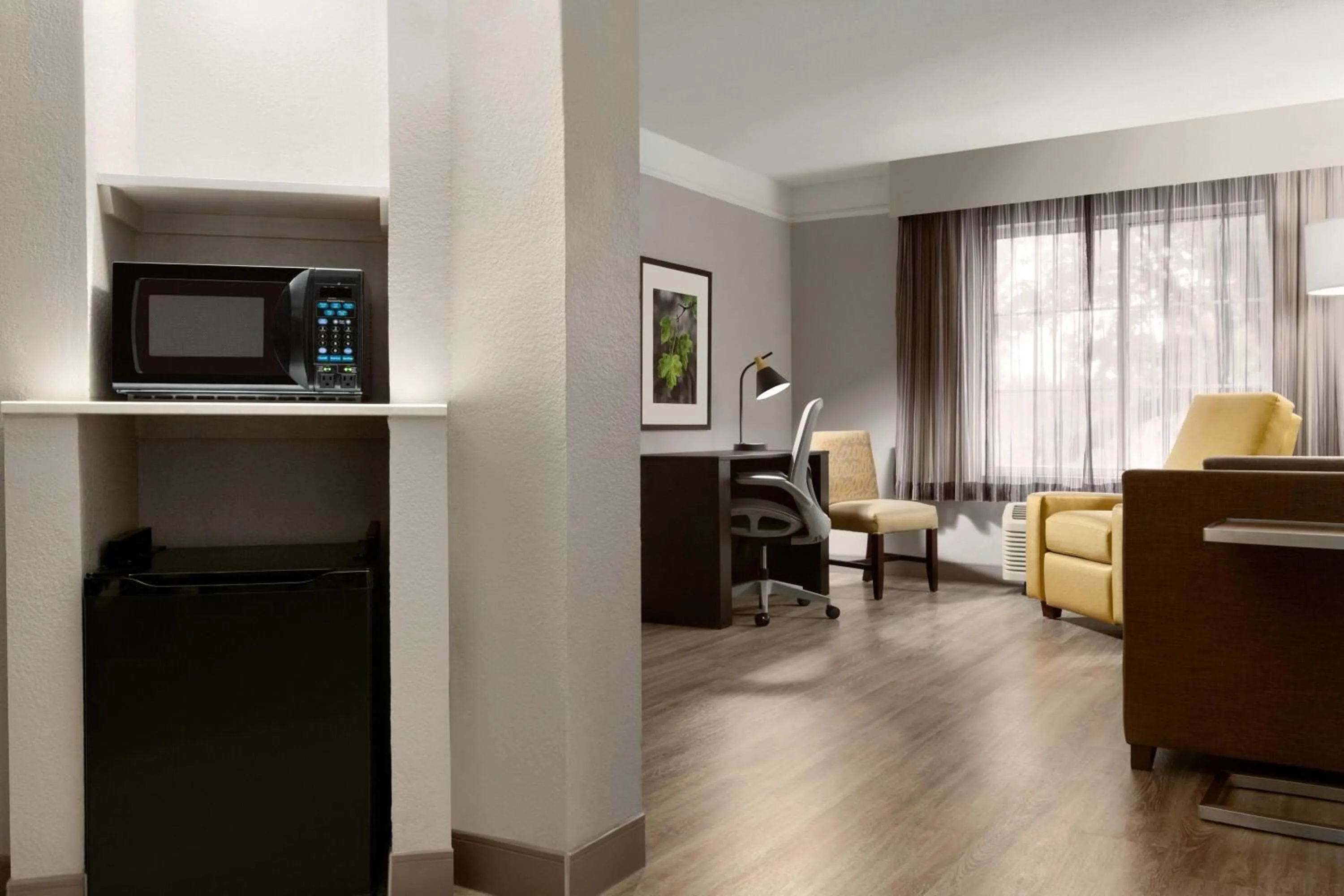 Photo of the whole room in La Quinta by Wyndham Dallas Arlington South