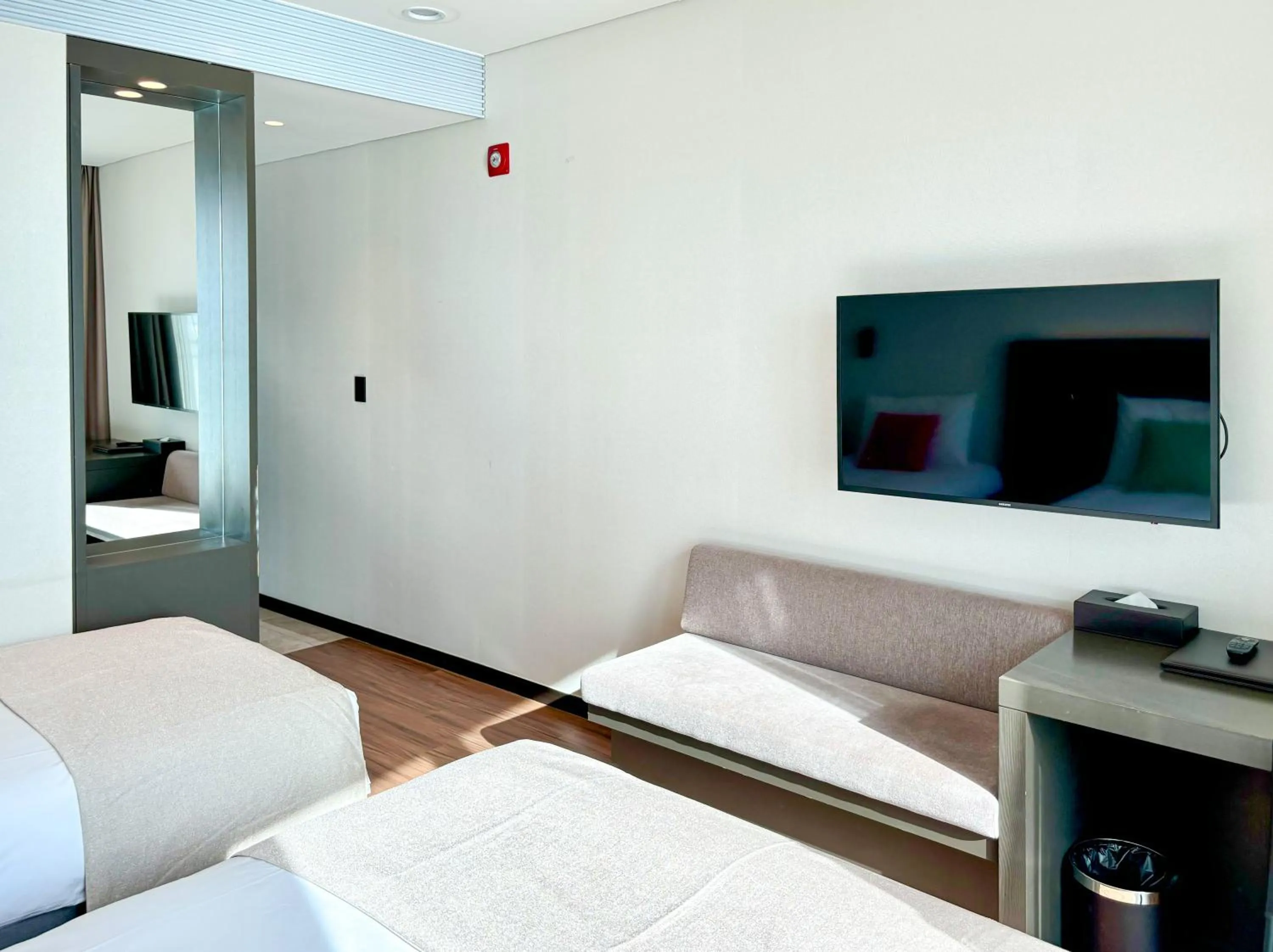 Bedroom, Bed in Airsky Hotel Incheon