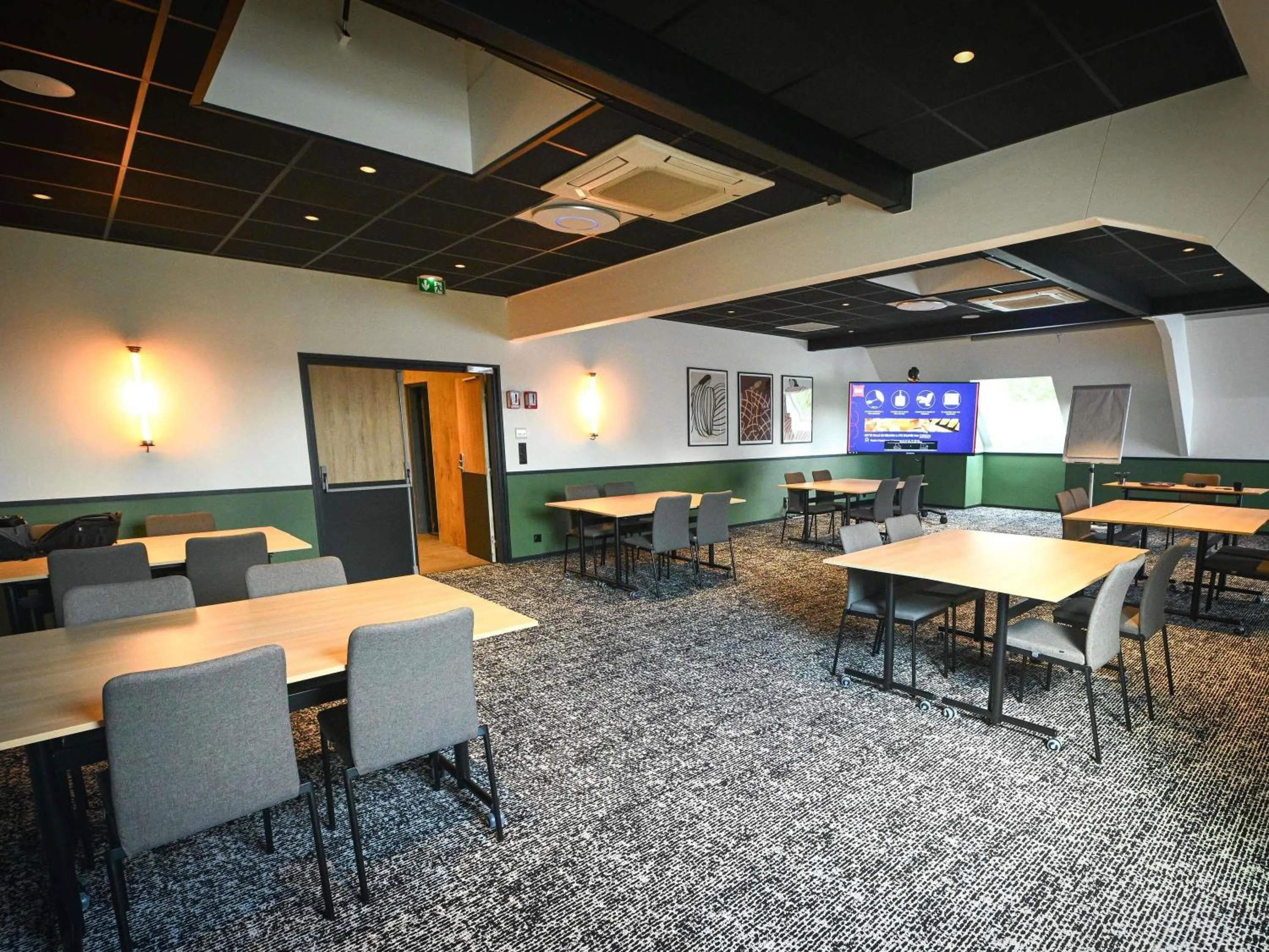 Meeting/conference room in ibis Beaune La Ferme Aux Vins