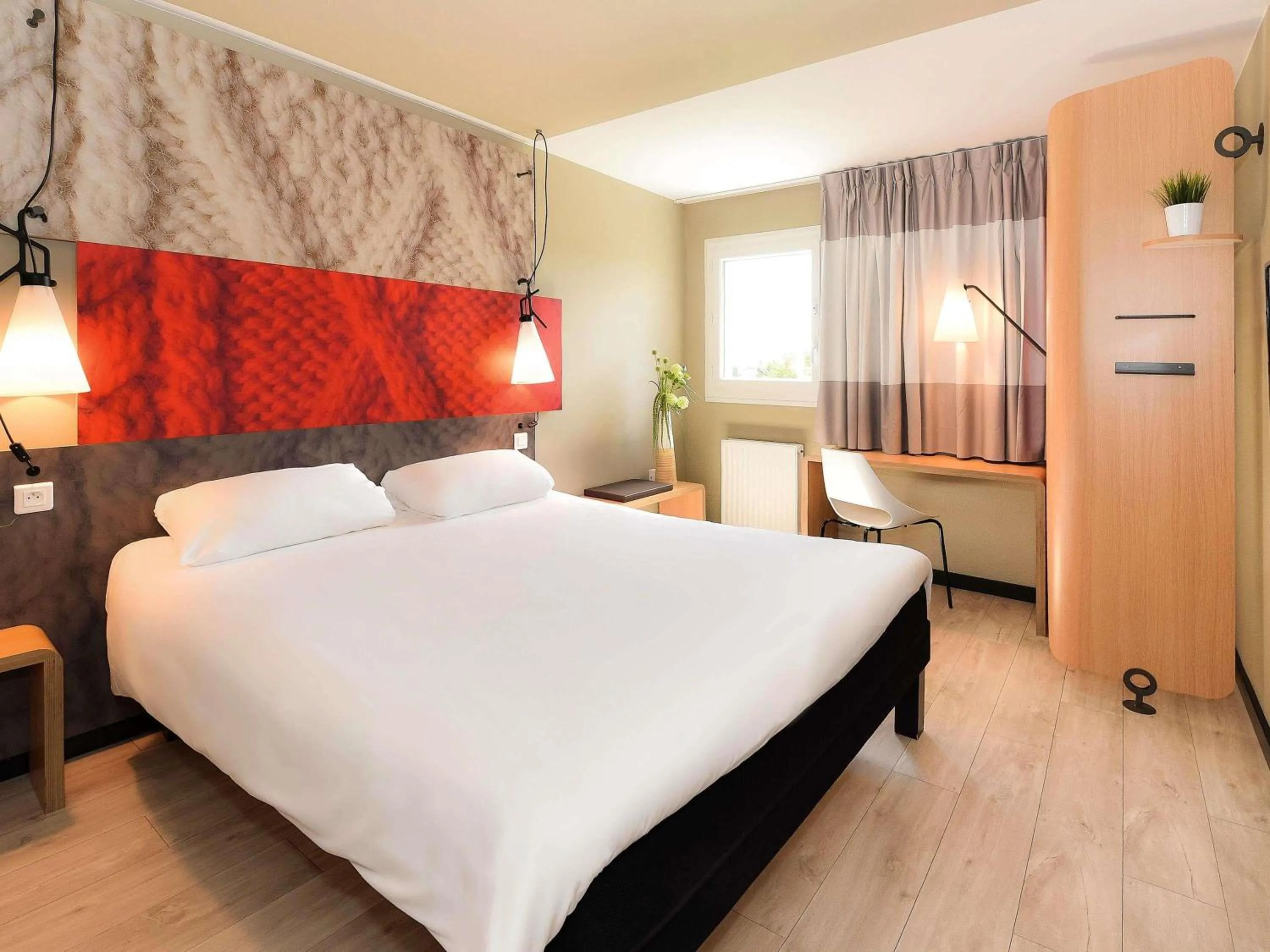 Property building, Bed in ibis Beaune La Ferme Aux Vins