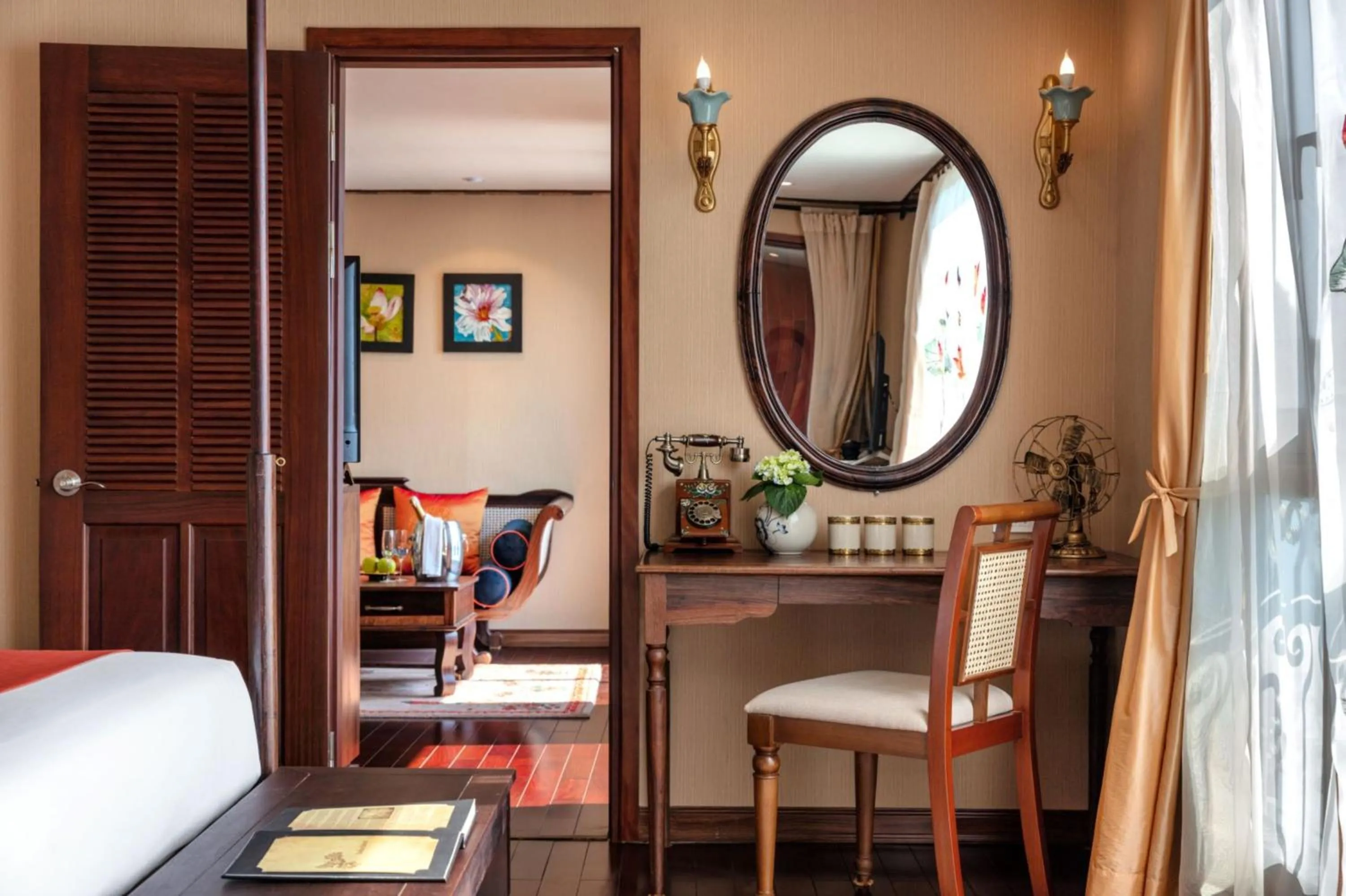 hair dresser, Bed in Indochine Cruise Lan Ha Bay