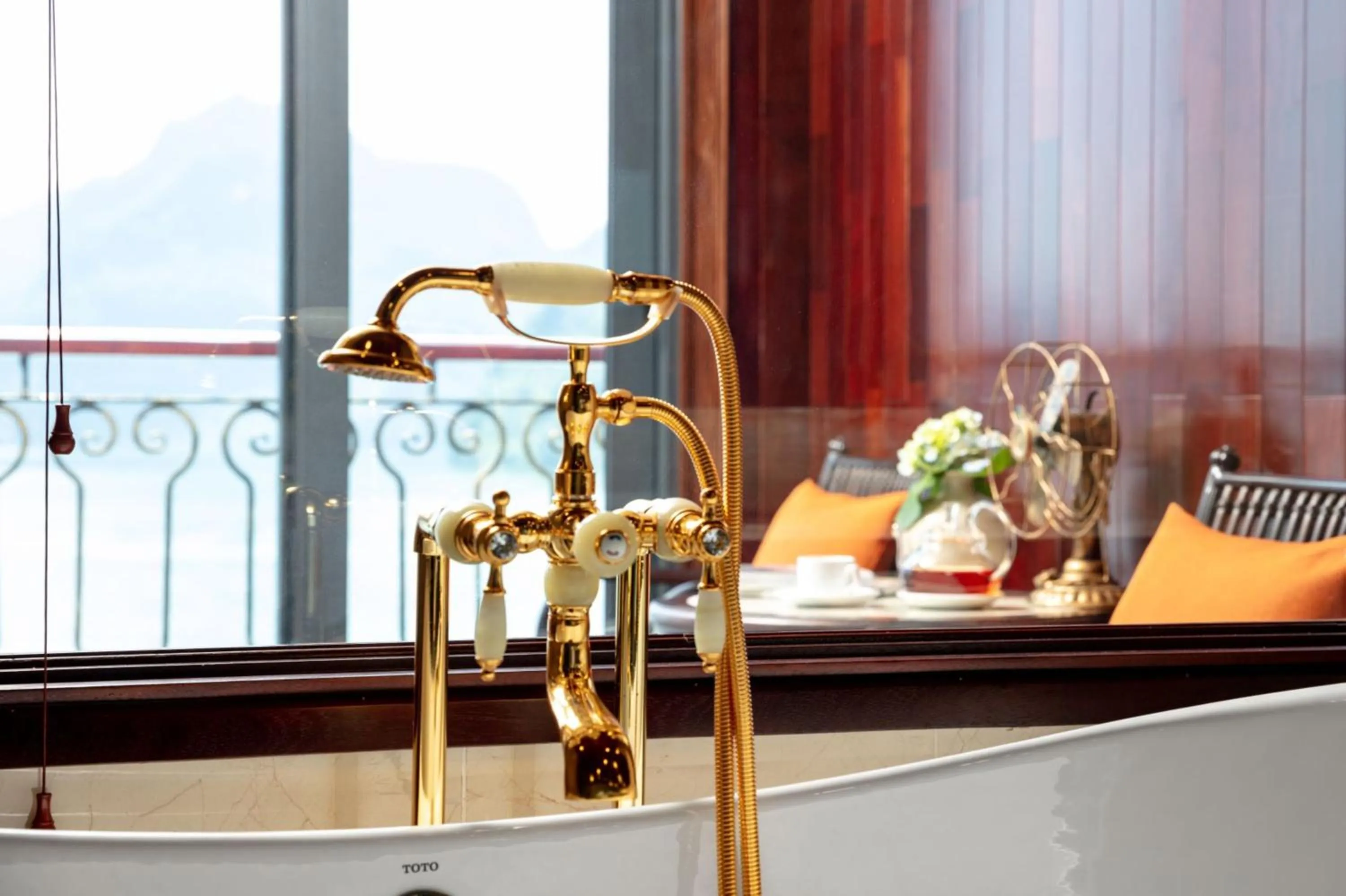 Bath in Indochine Cruise Lan Ha Bay