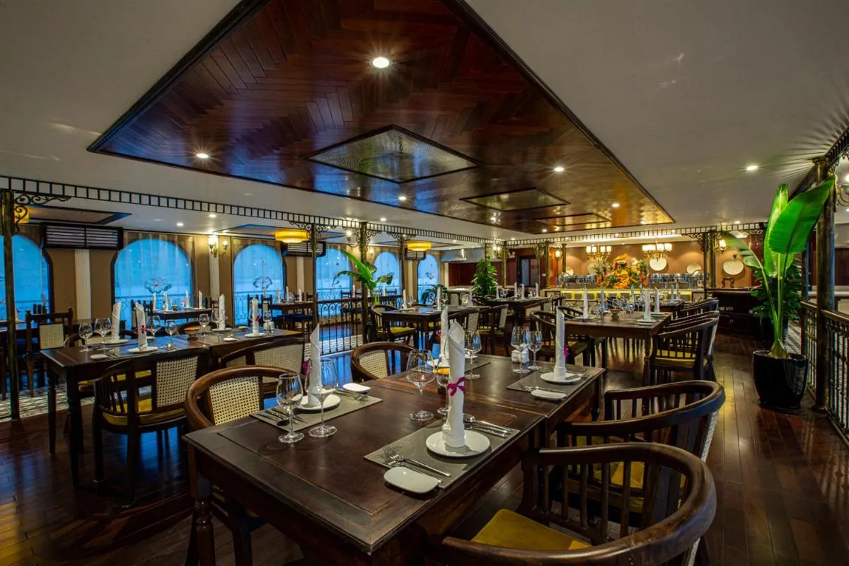 Restaurant/places to eat in Indochine Cruise Lan Ha Bay