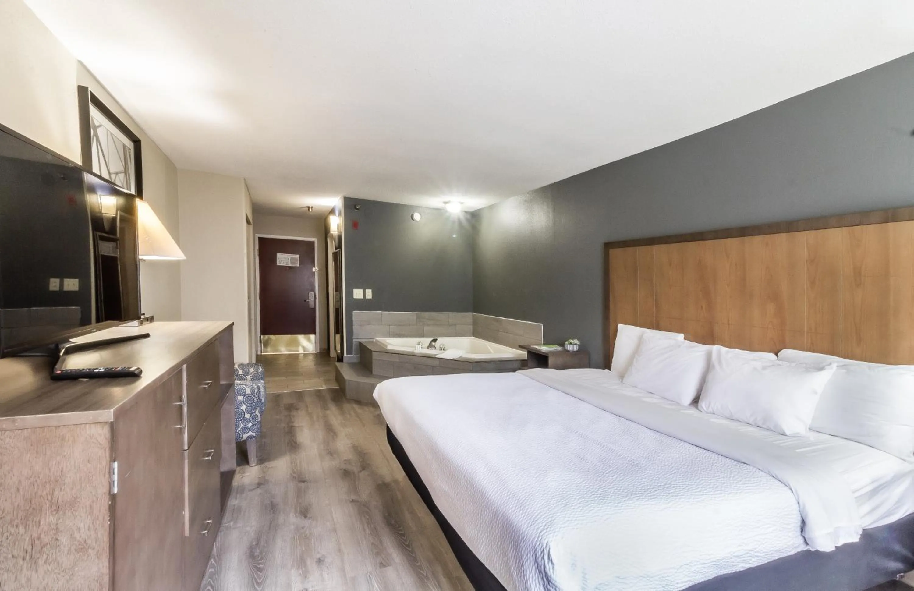 Bedroom, Bed in La Quinta Inn by Wyndham Richmond South