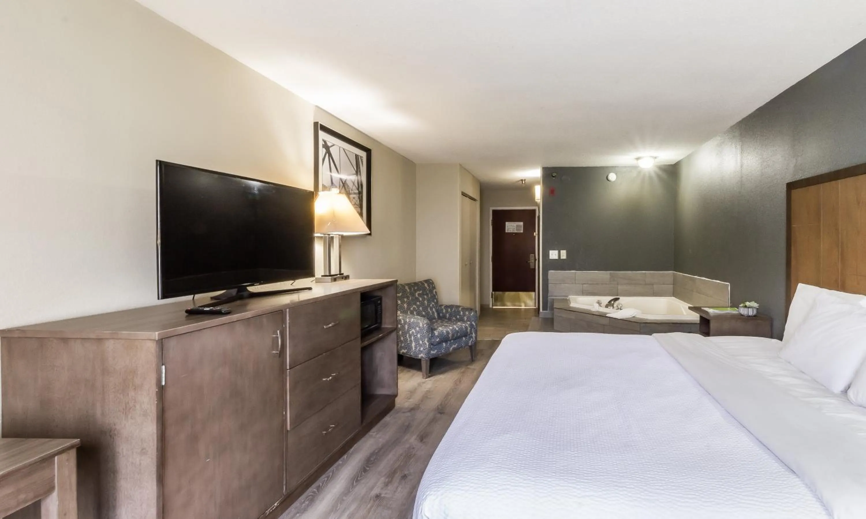 Bedroom, Bed in La Quinta Inn by Wyndham Richmond South