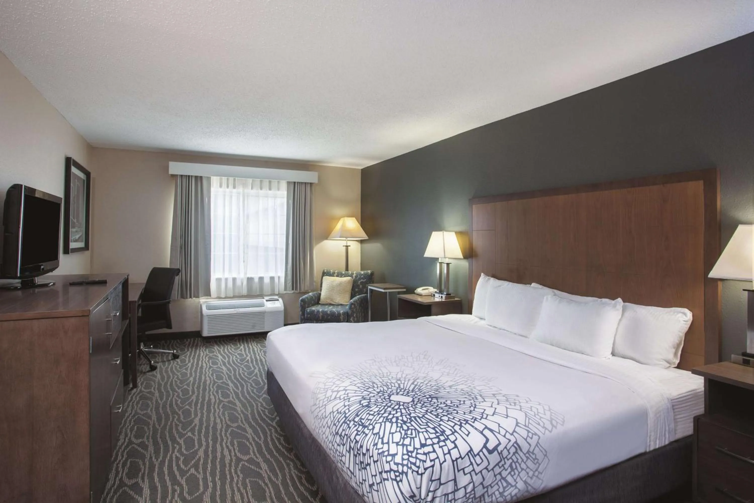 Photo of the whole room, Bed in La Quinta Inn by Wyndham Richmond South