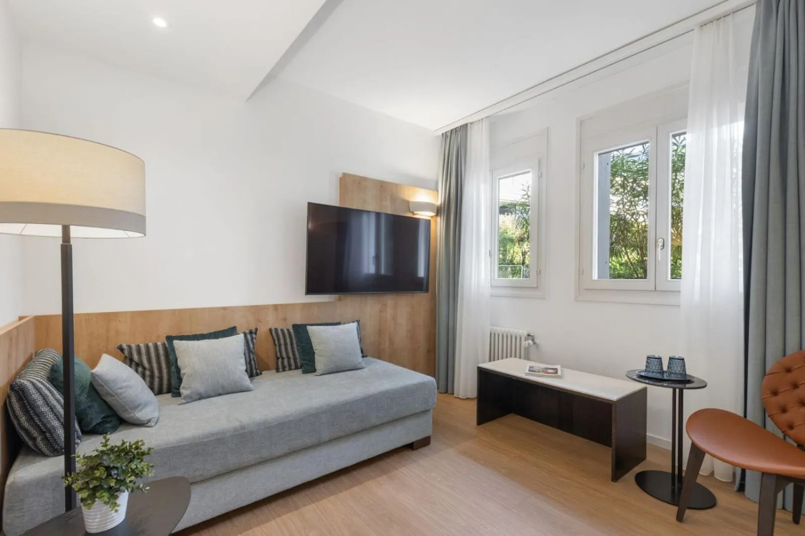 TV and multimedia, Bed in Ascona Lodge, Pool & Garden Retreat