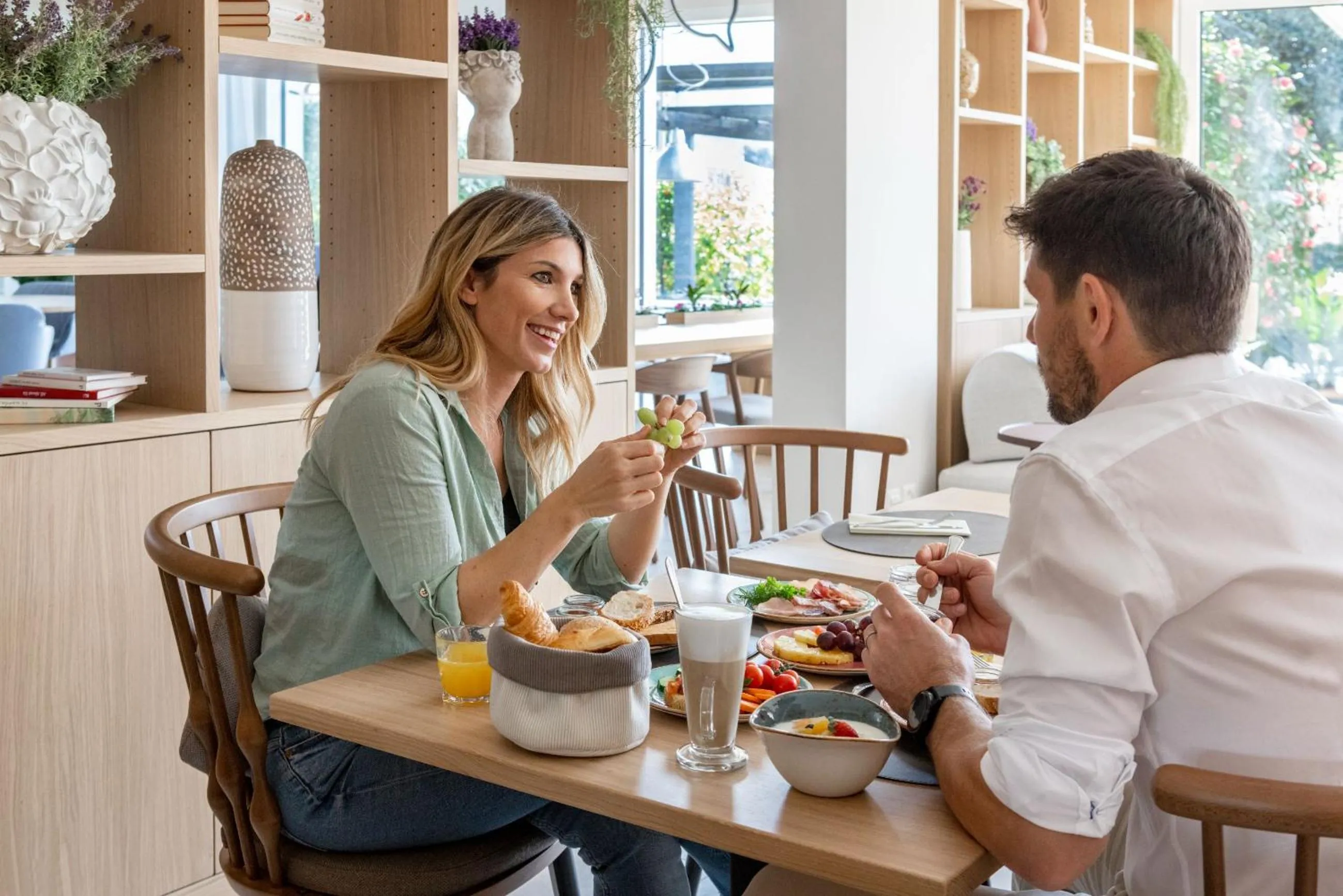 Lounge or bar in Ascona Lodge, Pool & Garden Retreat