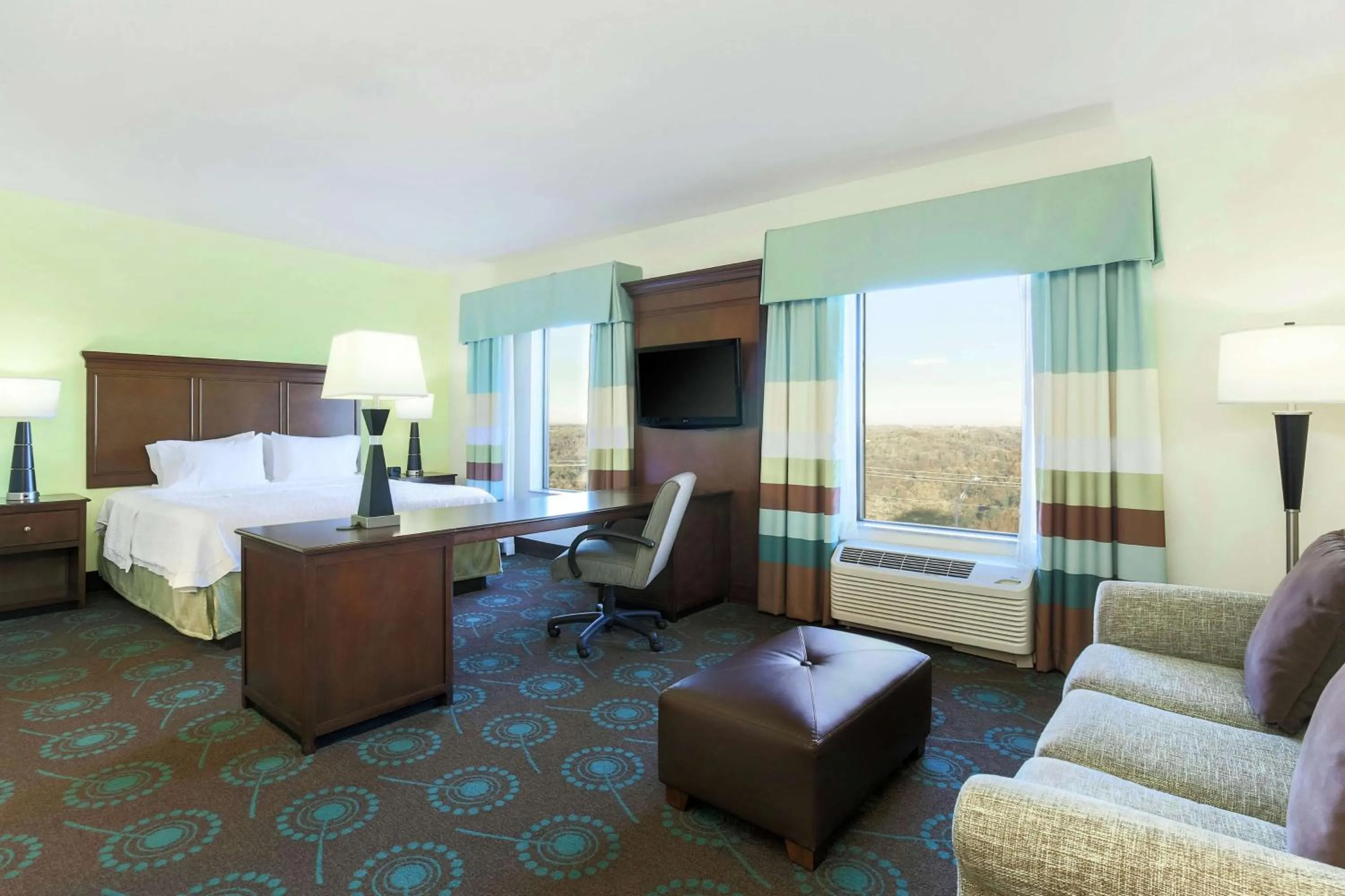 Bedroom, Bed in Hampton Inn & Suites Wheeling - The Highlands