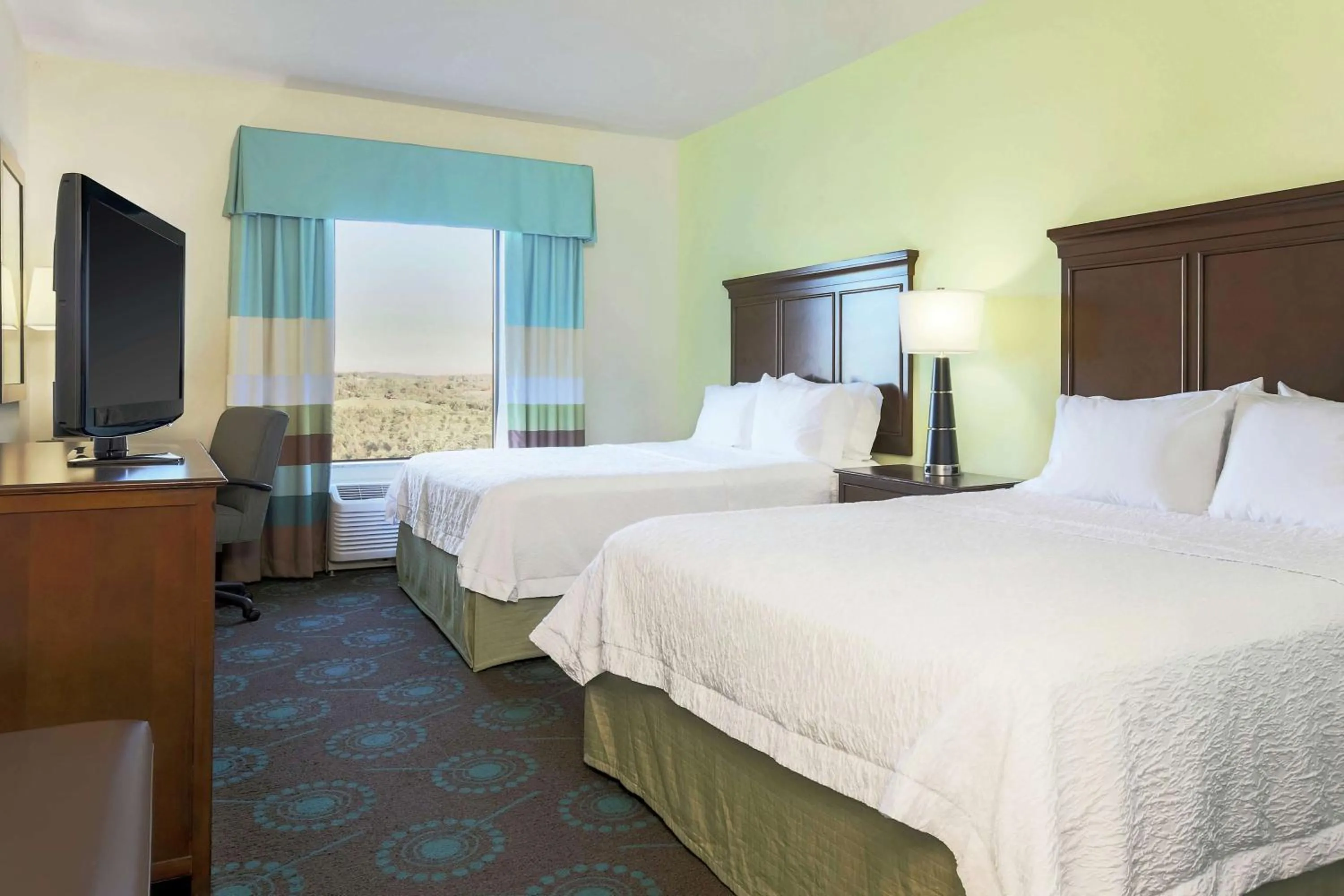 Bedroom, Bed in Hampton Inn & Suites Wheeling - The Highlands