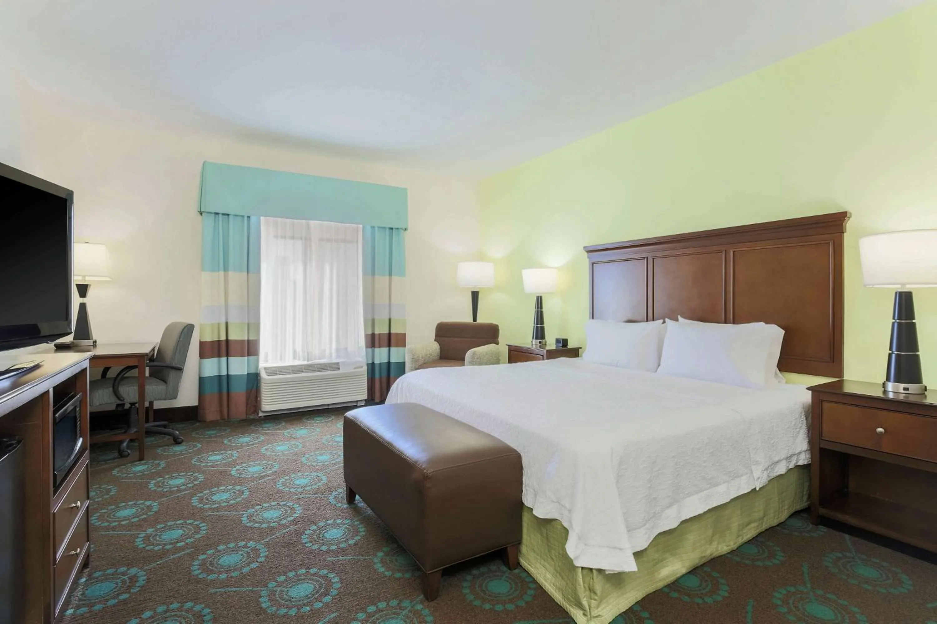 Bedroom, Bed in Hampton Inn & Suites Wheeling - The Highlands