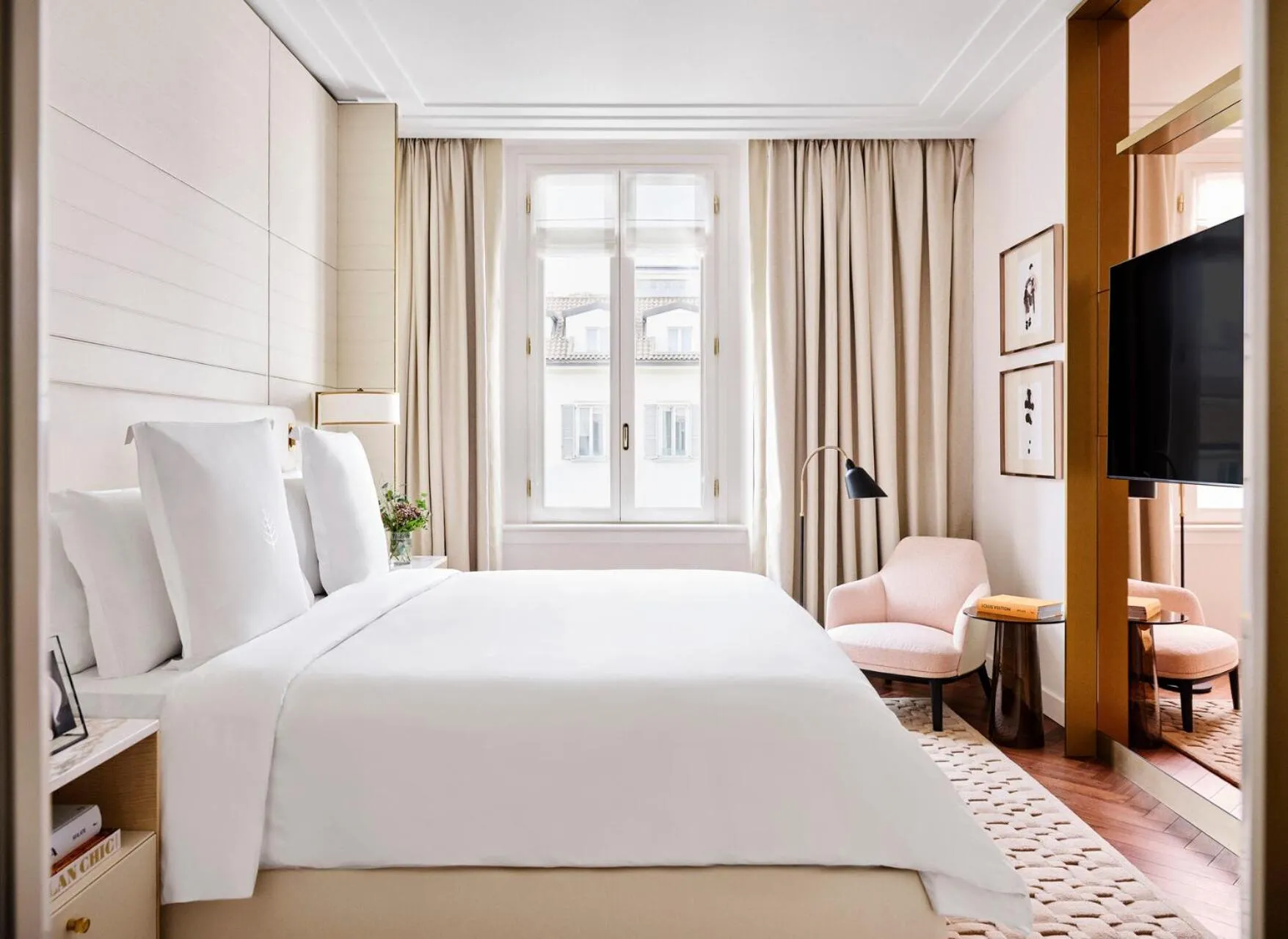 Bed in Four Seasons Hotel Milano