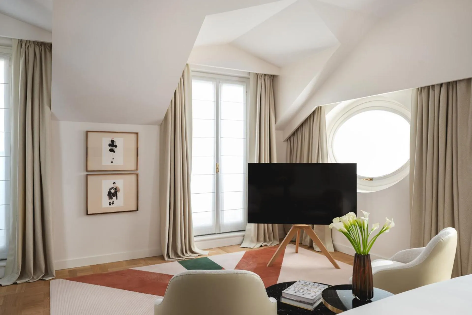 Living room, Bed in Four Seasons Hotel Milano