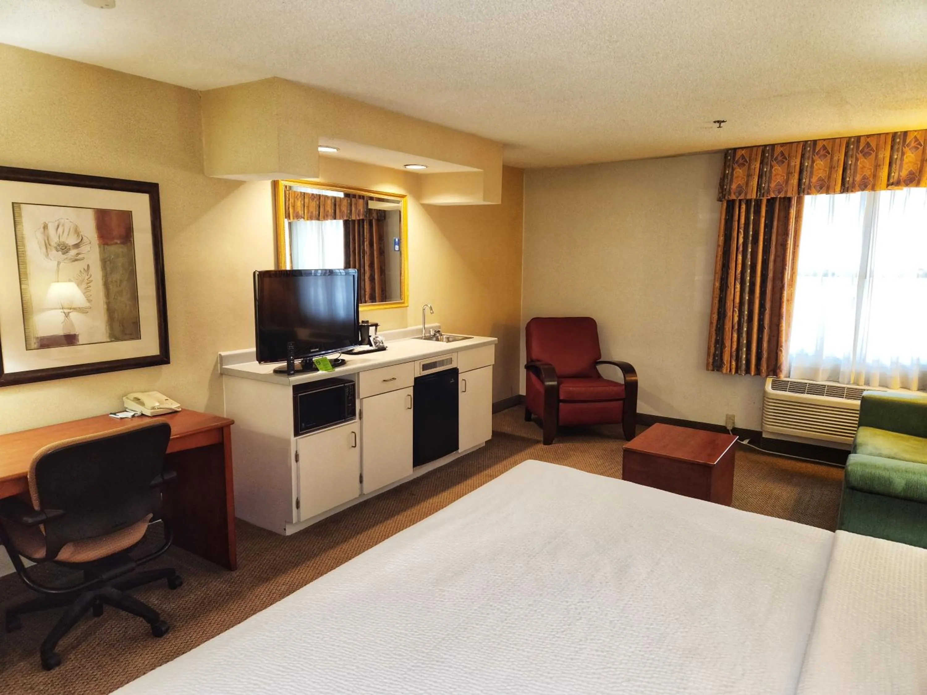 Photo of the whole room, Bed in La Quinta by Wyndham Appleton College Avenue