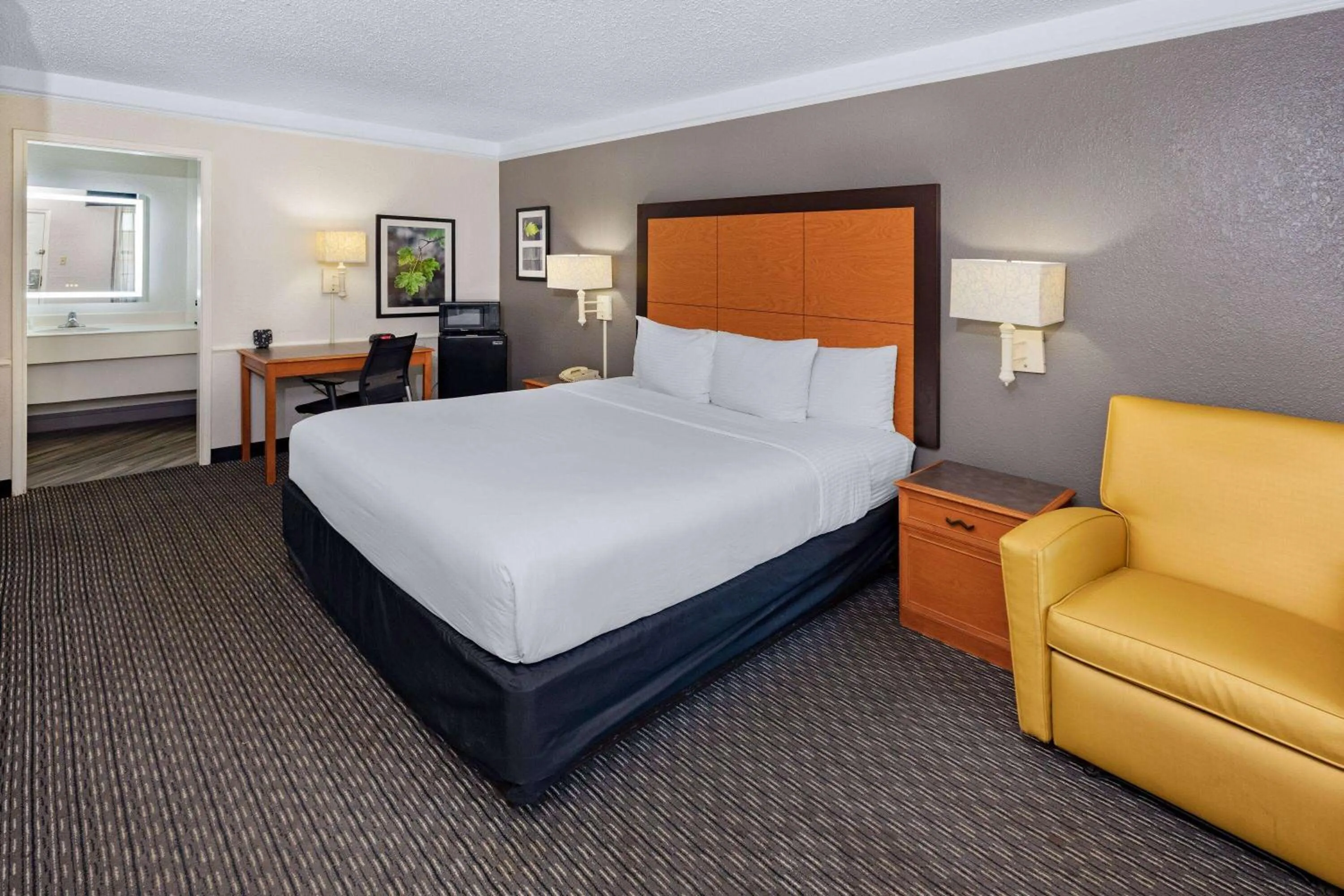 Photo of the whole room, Bed in La Quinta Inn by Wyndham Laredo I-35