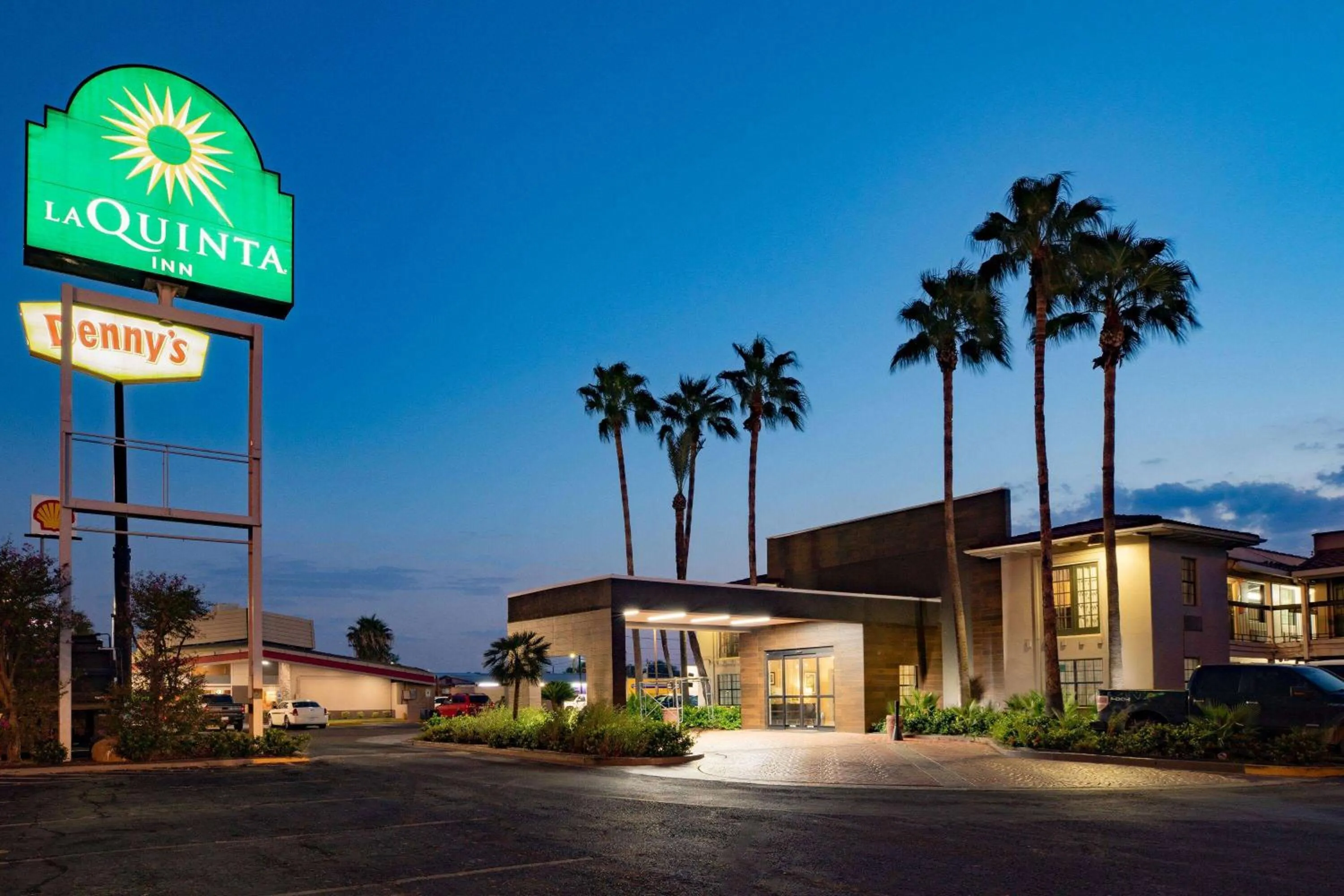 Property building in La Quinta Inn by Wyndham Laredo I-35