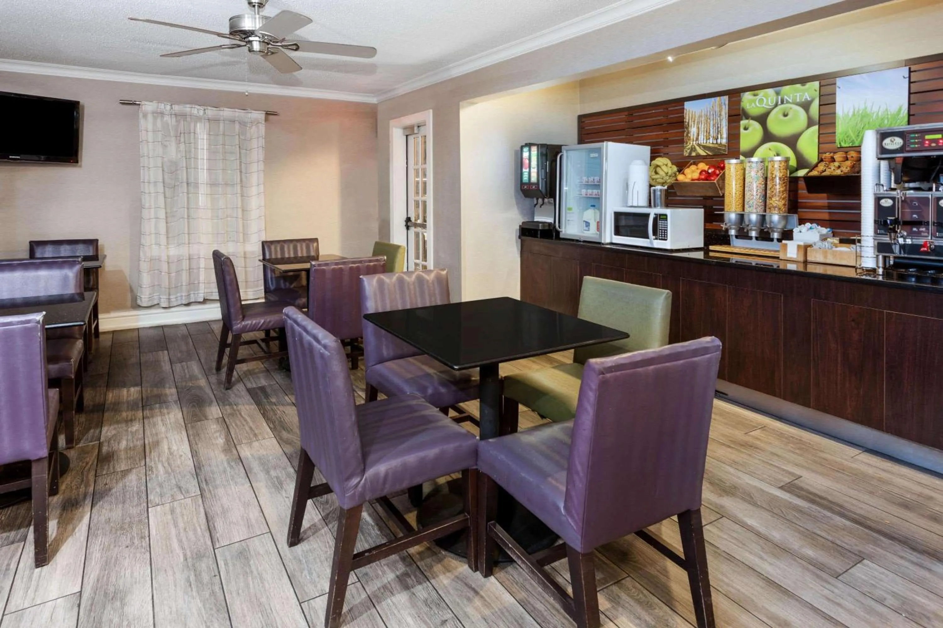 Restaurant/places to eat in La Quinta Inn by Wyndham Laredo I-35