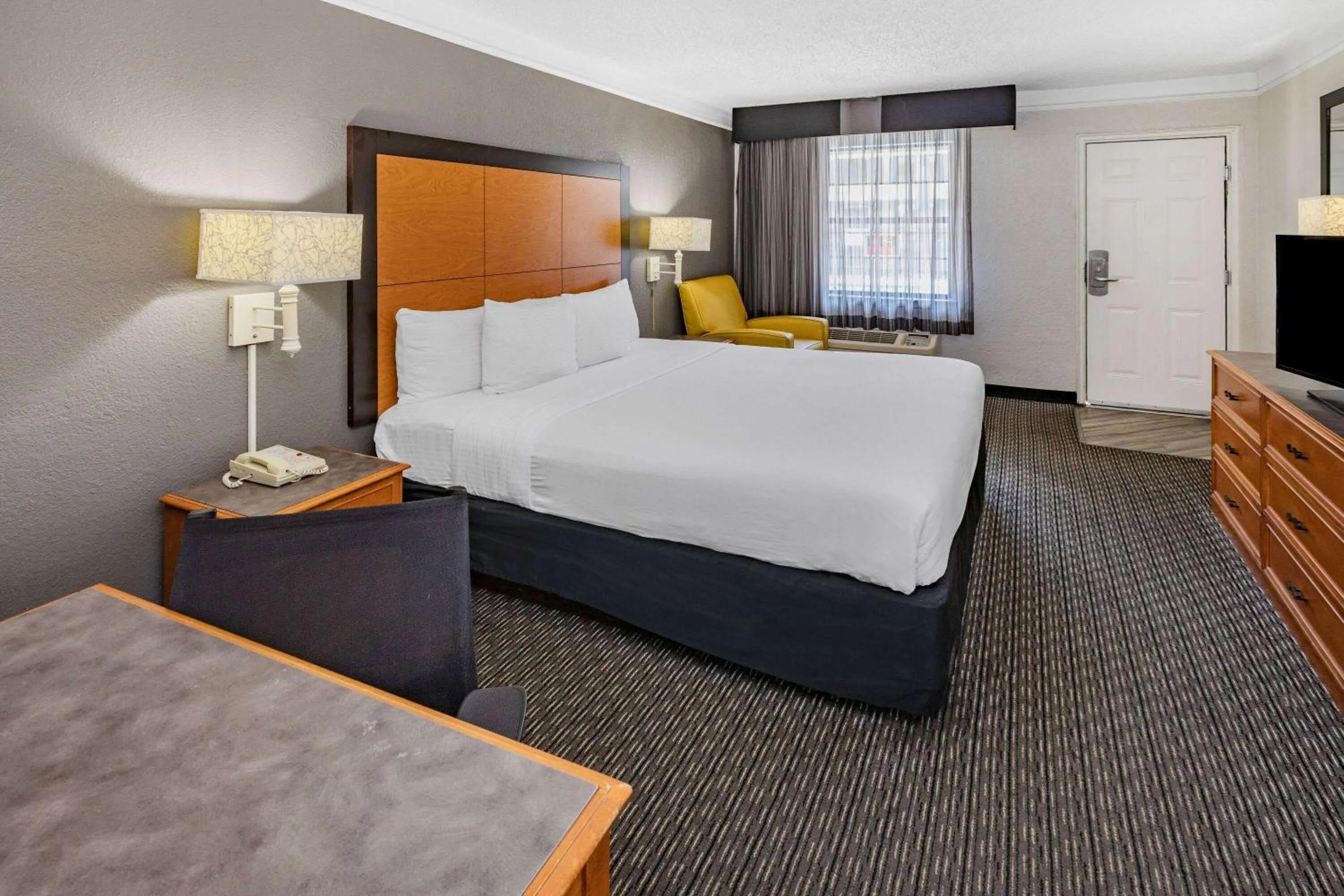 Photo of the whole room, Bed in La Quinta Inn by Wyndham Laredo I-35