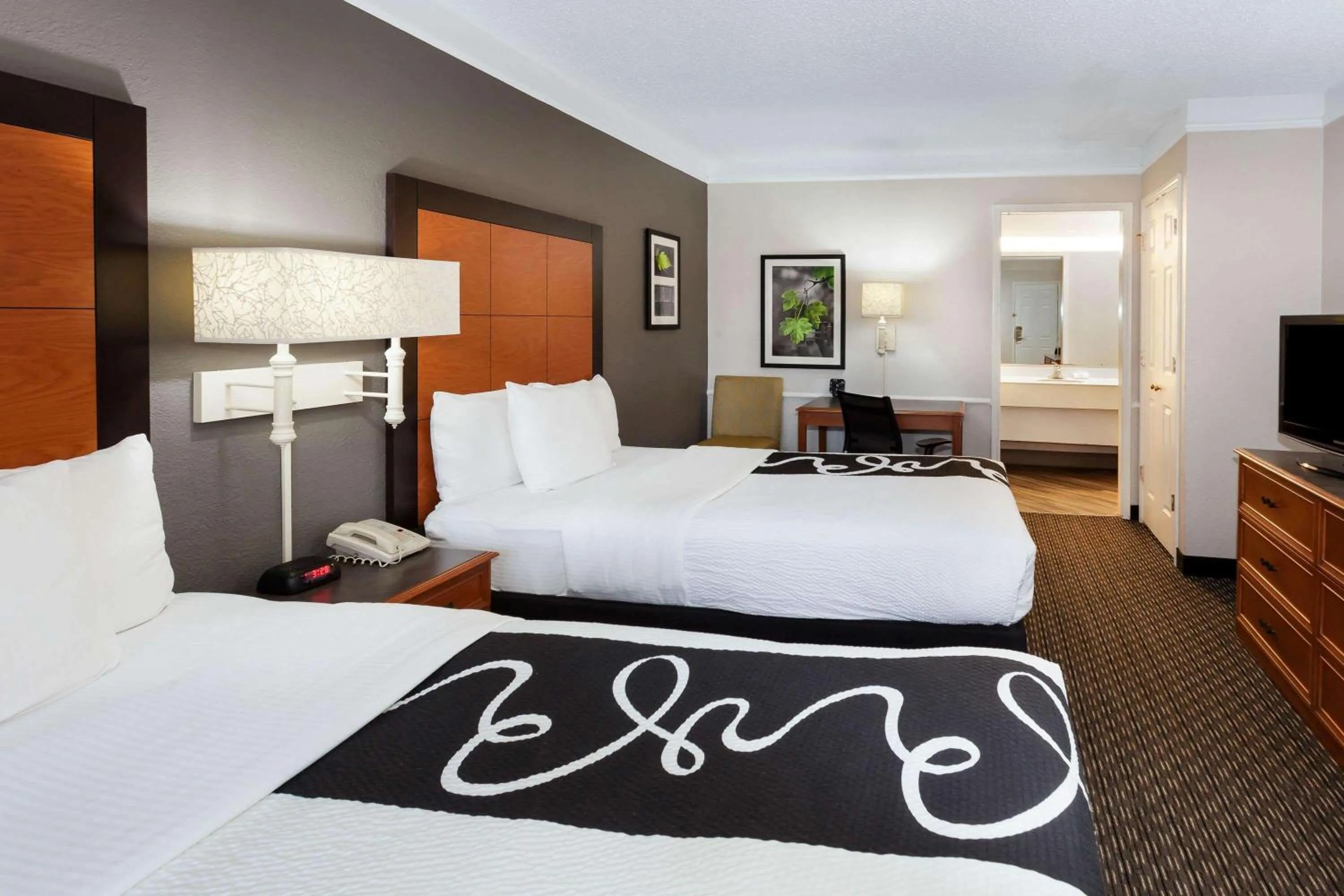 Photo of the whole room, Bed in La Quinta Inn by Wyndham Laredo I-35