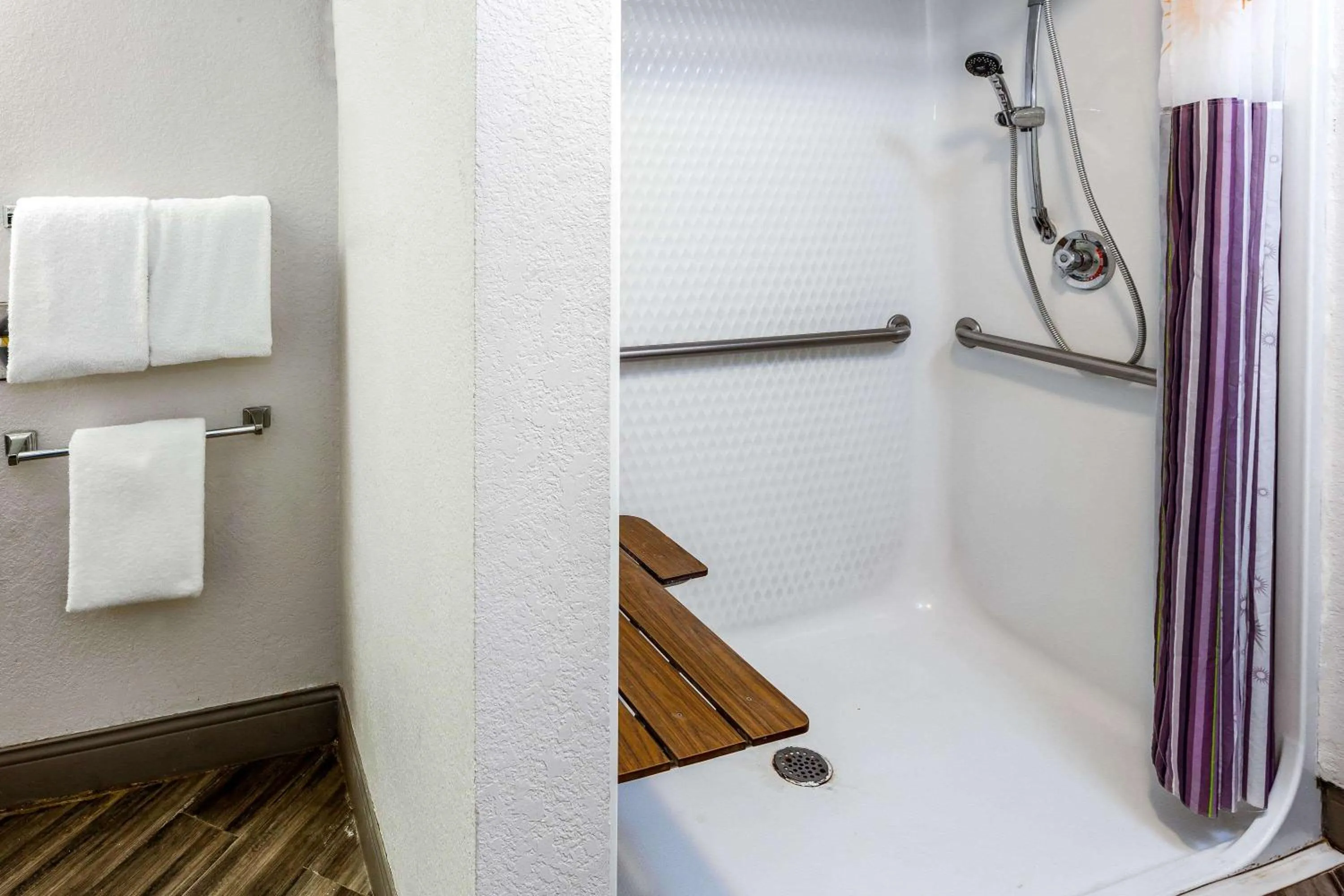 Shower in La Quinta Inn by Wyndham Laredo I-35