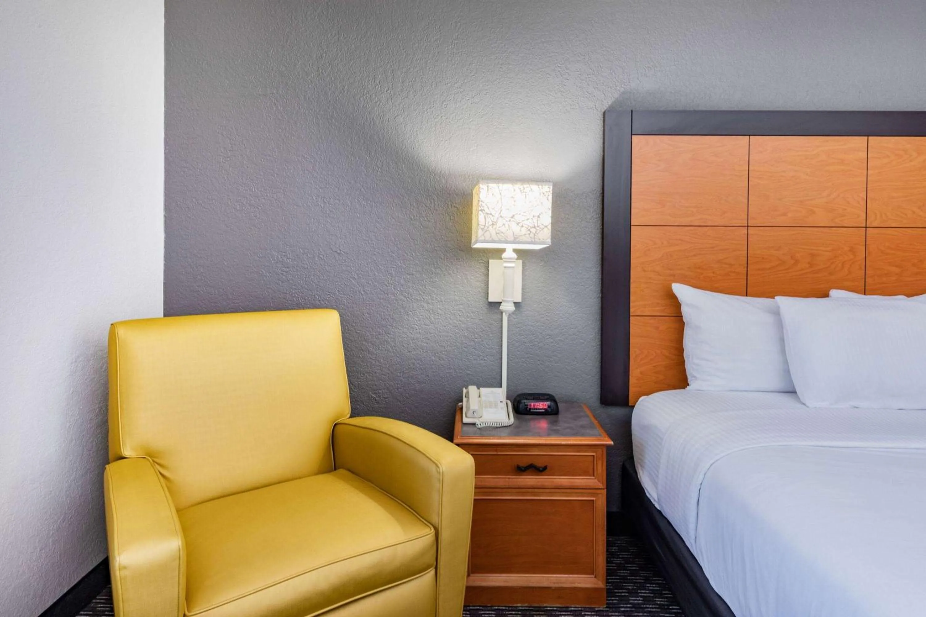 Bed in La Quinta Inn by Wyndham Laredo I-35