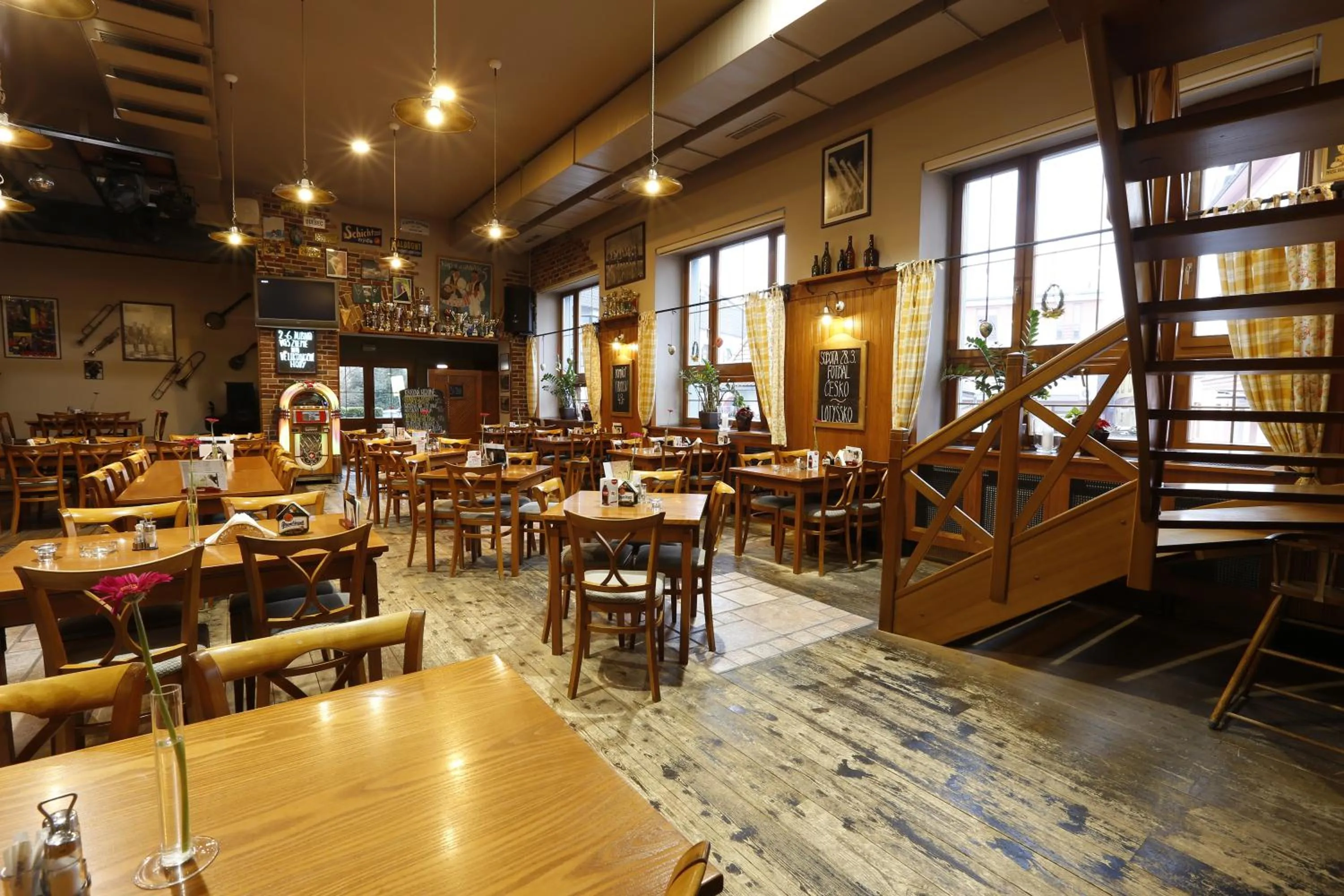 Restaurant/places to eat in AGH Hotel