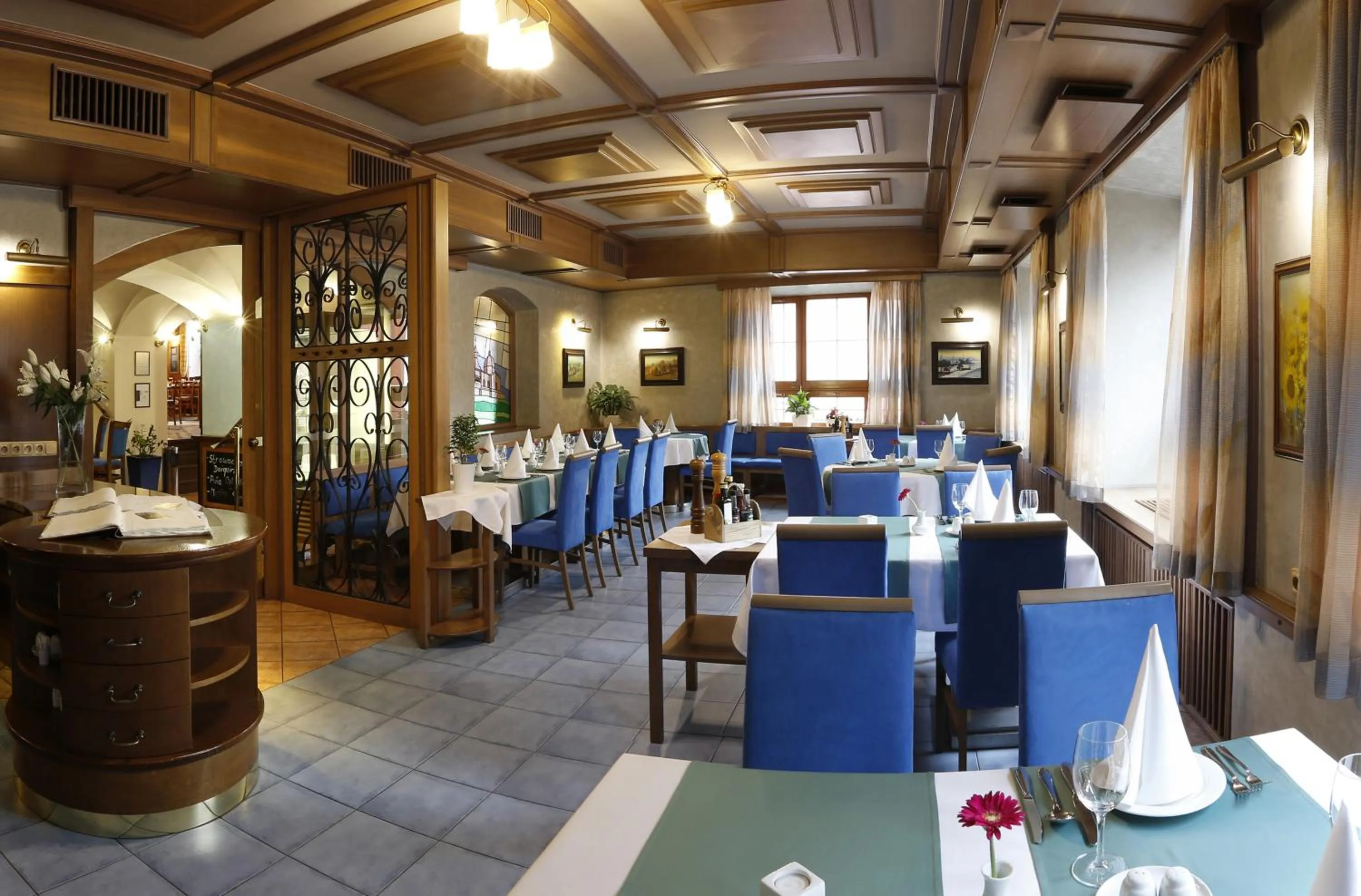 Restaurant/places to eat in AGH Hotel