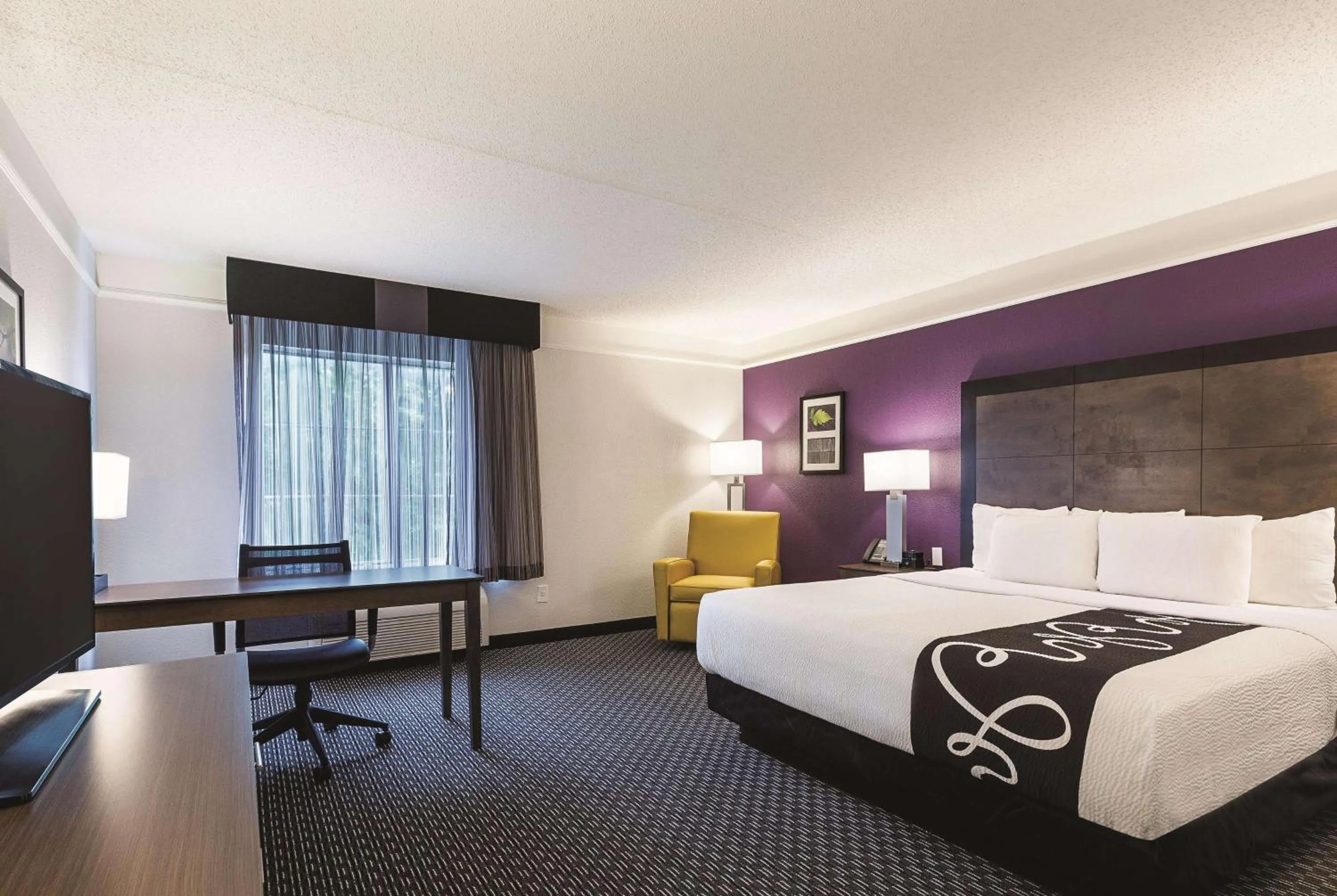 Photo of the whole room, Bed in La Quinta by Wyndham Dallas Plano West