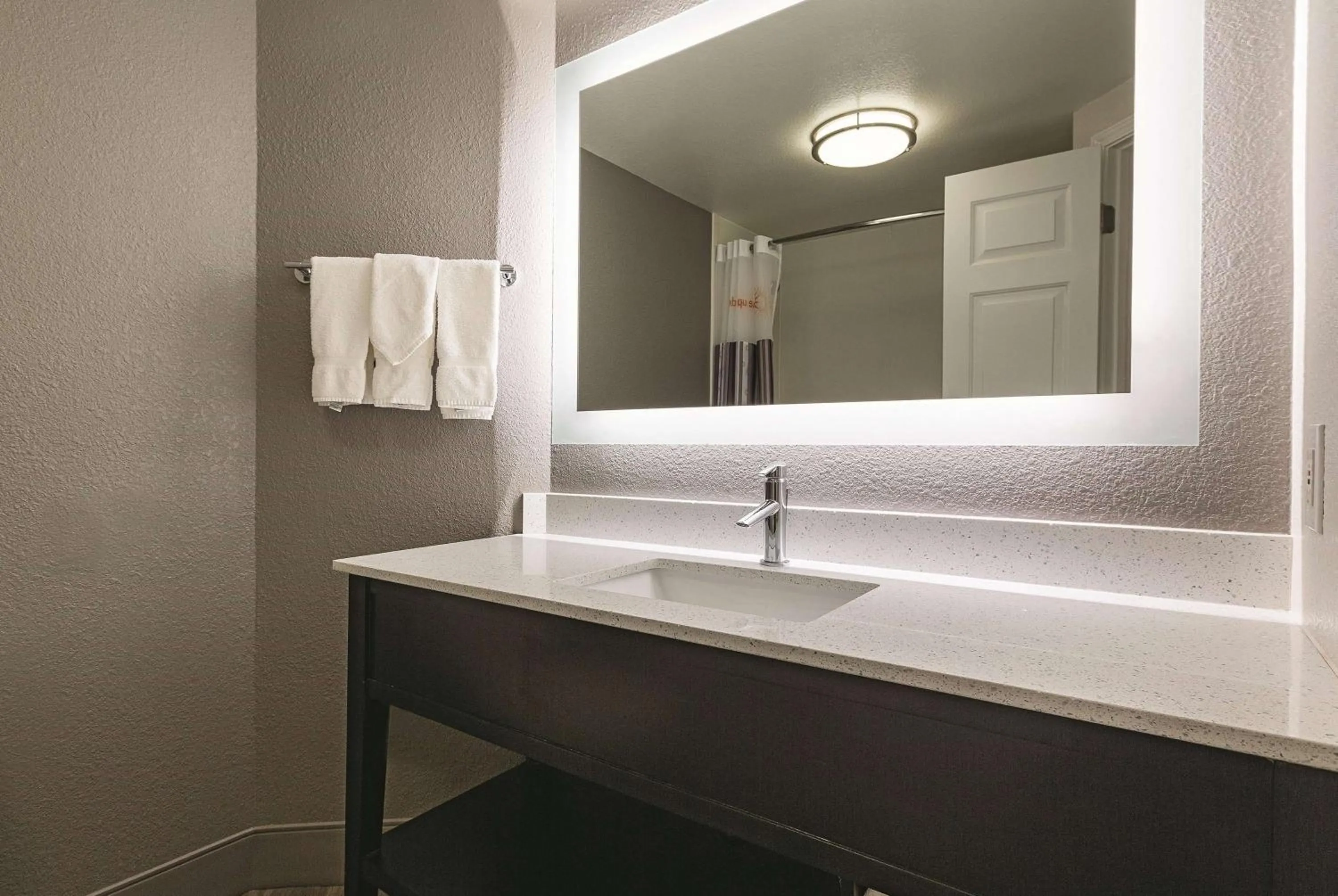 Photo of the whole room in La Quinta by Wyndham Dallas Plano West