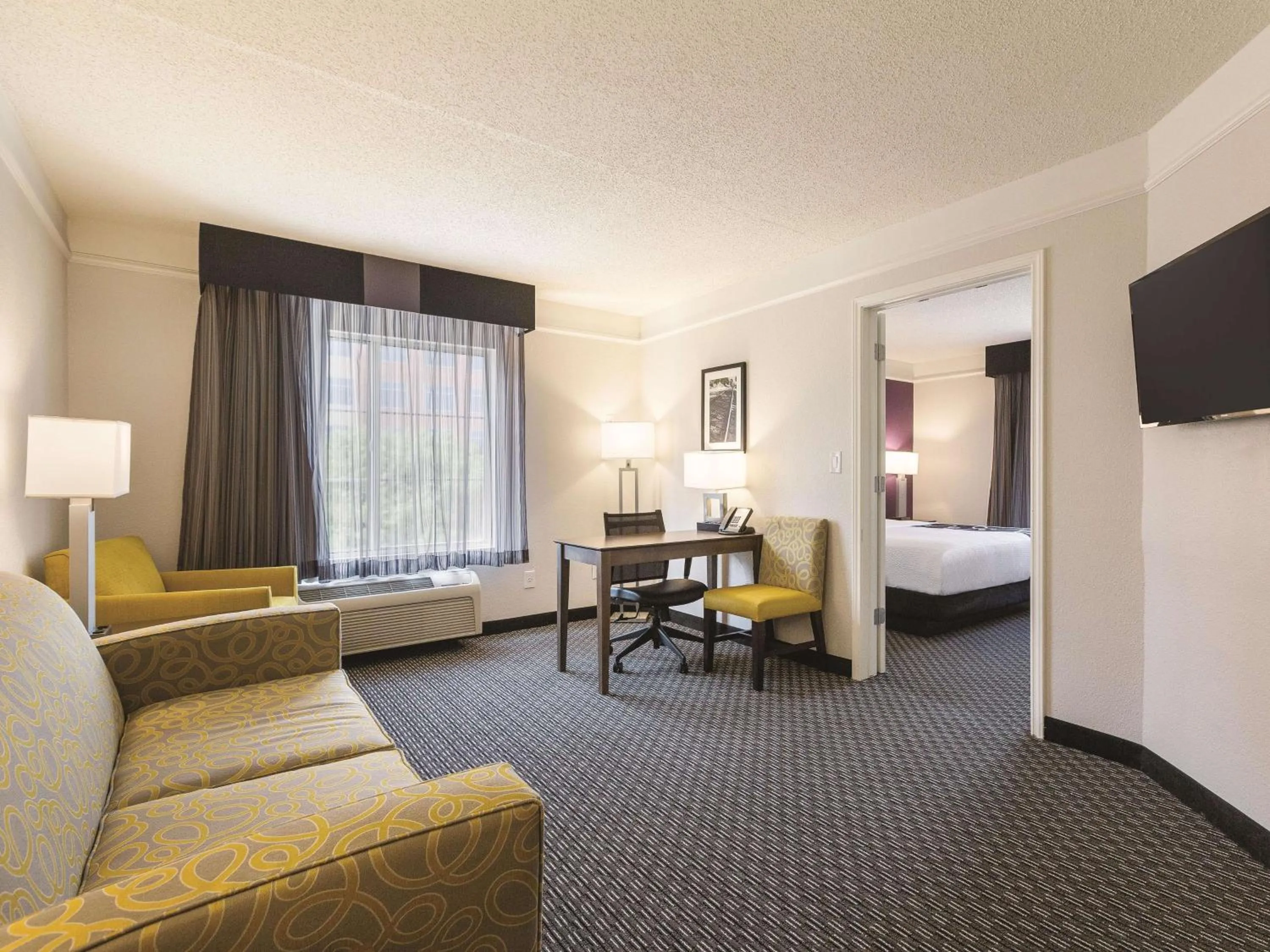 Photo of the whole room, Bed in La Quinta by Wyndham Dallas Plano West