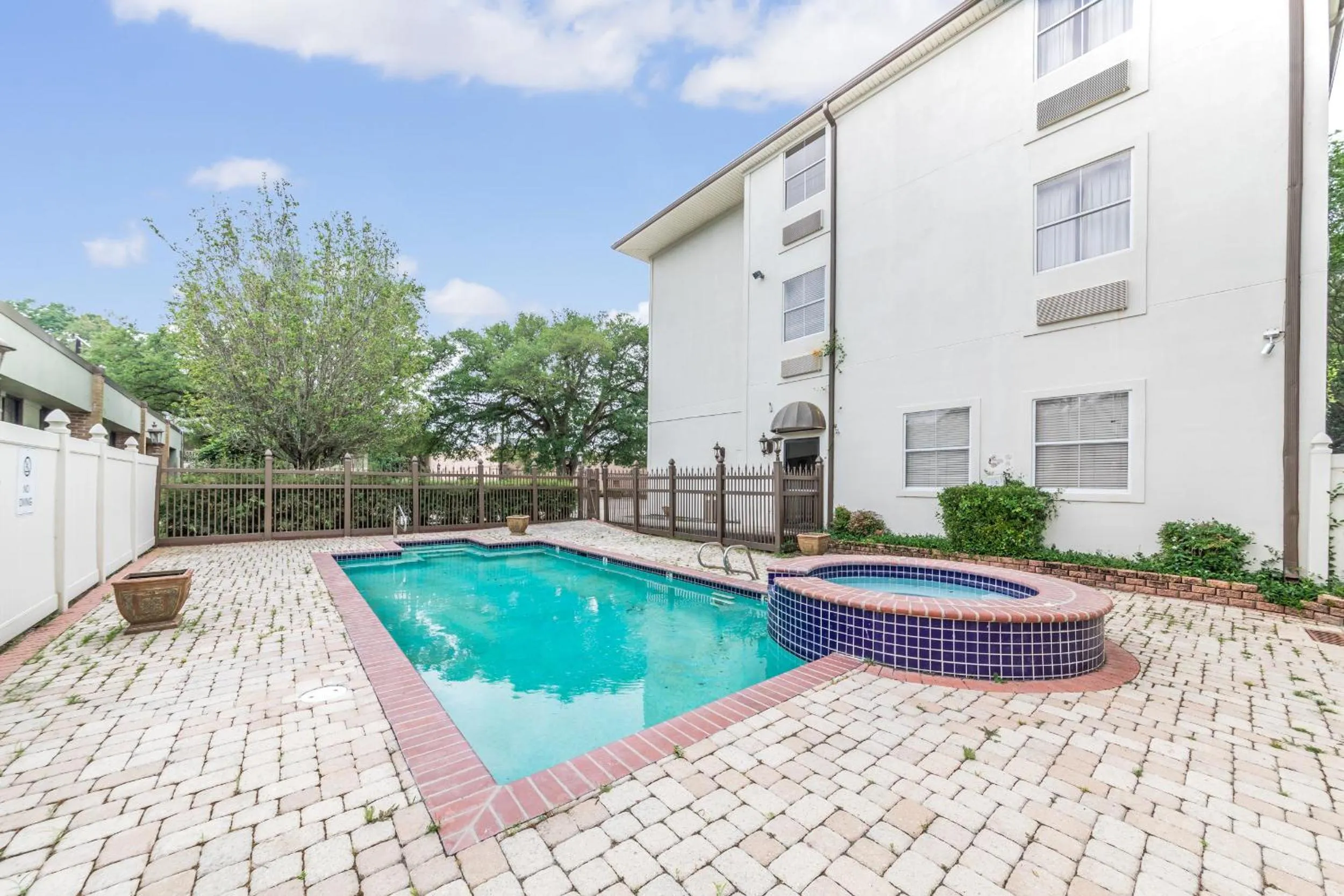 Swimming pool, Property Building in Clarion Pointe Lafayette