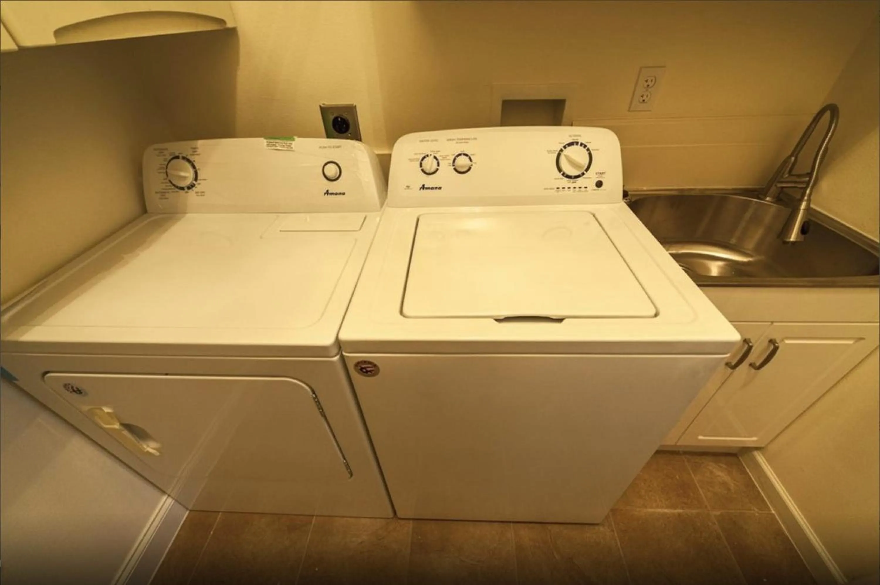 Area and facilities in Spacious 4BR City Condo steps from St Charles Ave