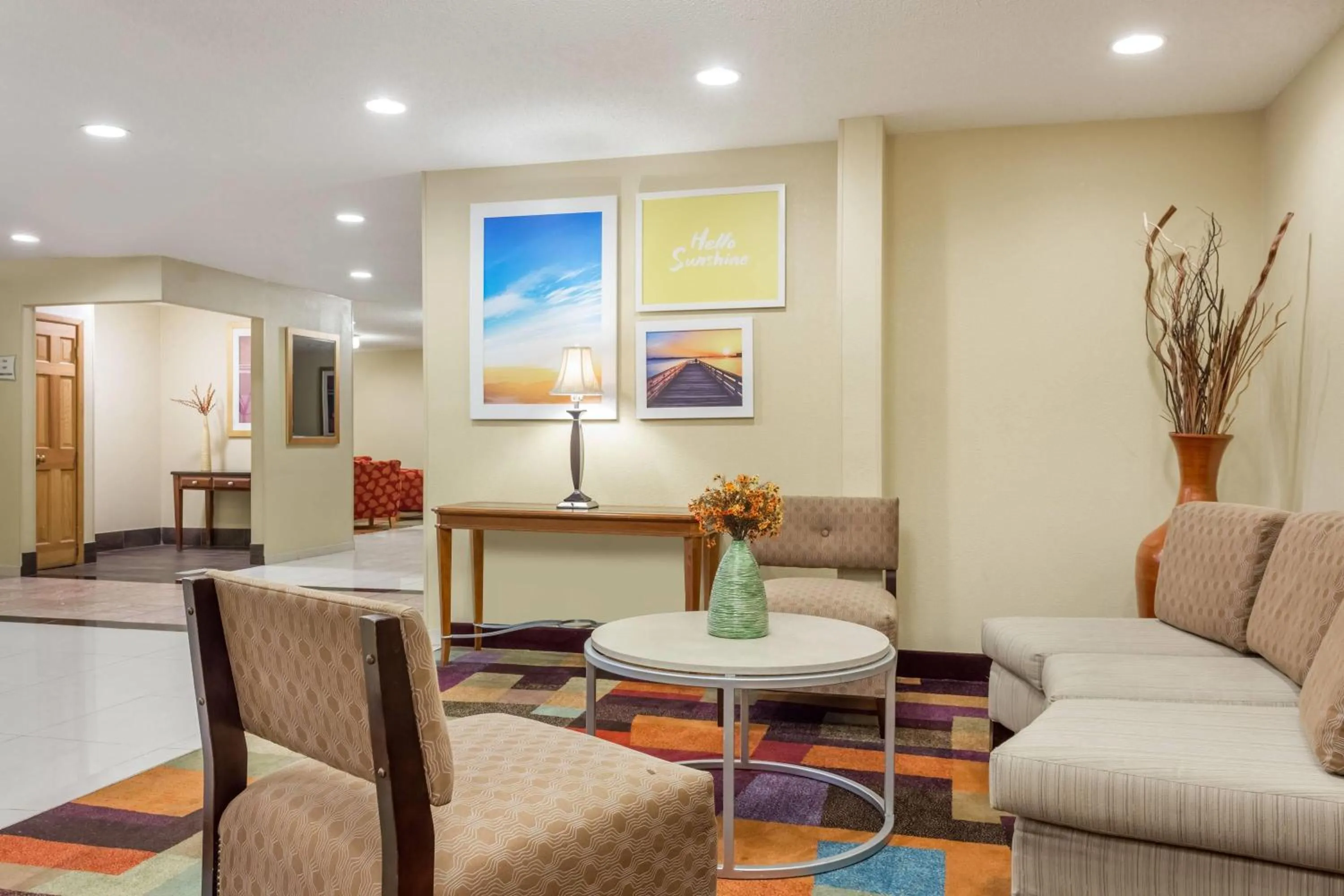 Lobby or reception in Days Inn & Suites by Wyndham Bloomington/Normal IL