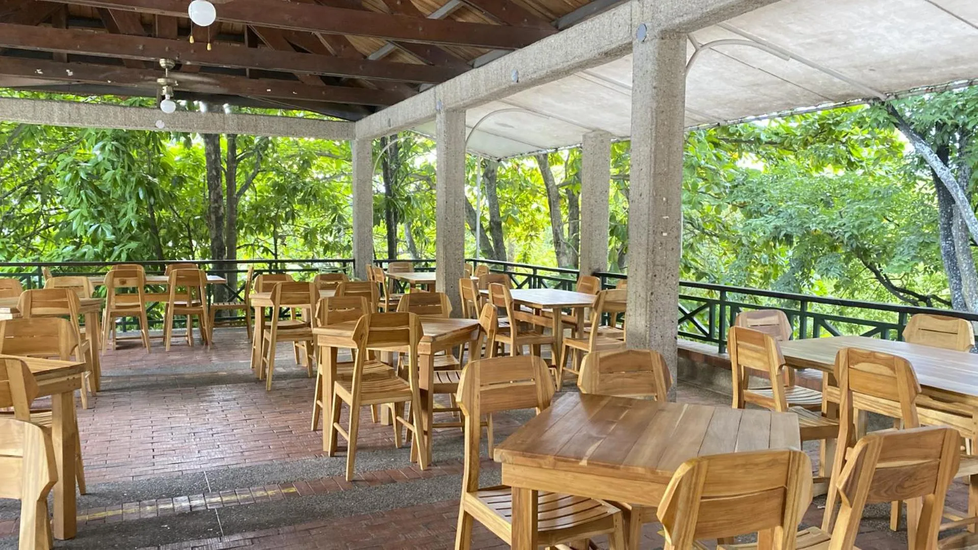 Restaurant/places to eat in Hotel Girardot Resort by On Vacation
