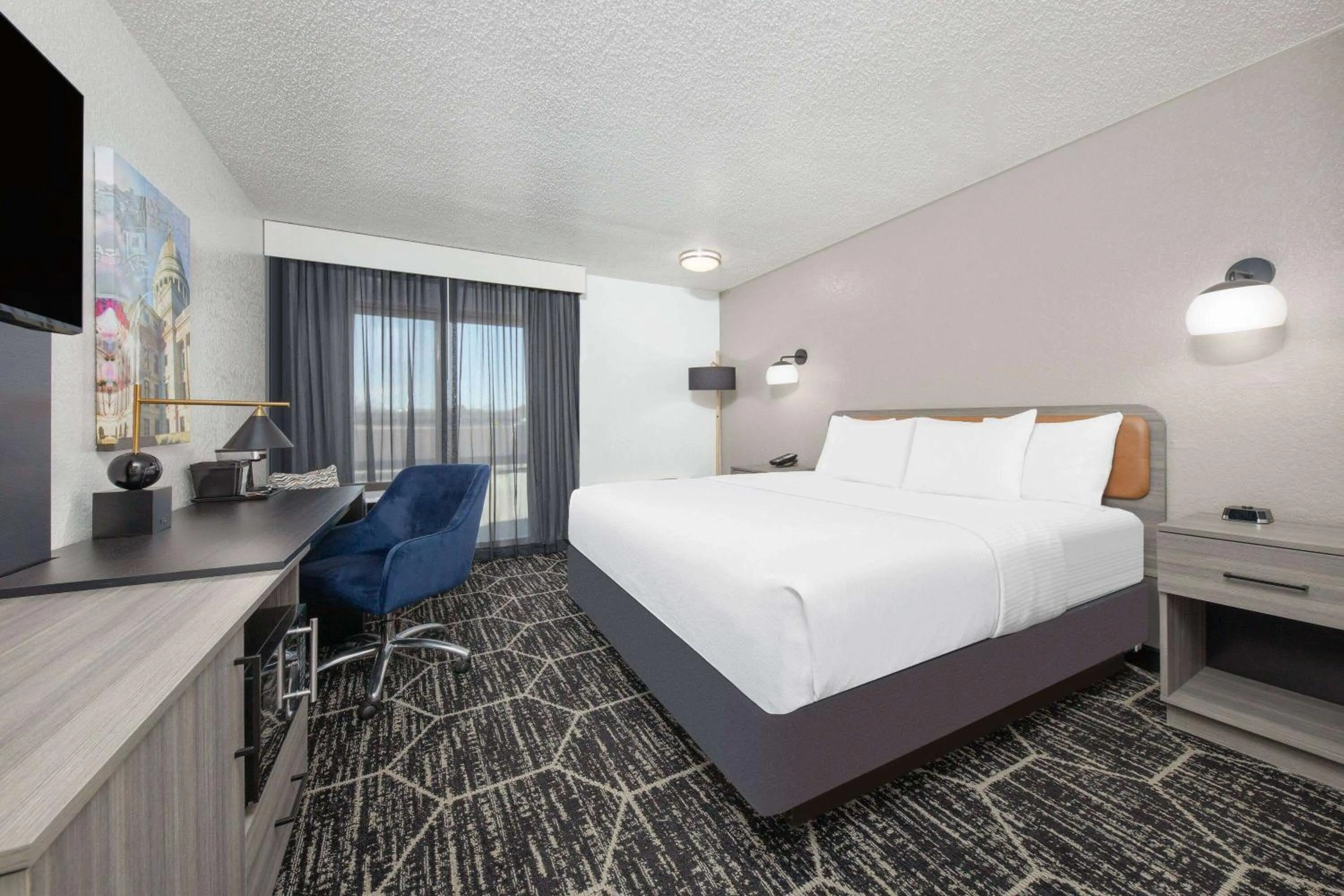 Photo of the whole room, Bed in La Quinta Inn by Wyndham El Dorado