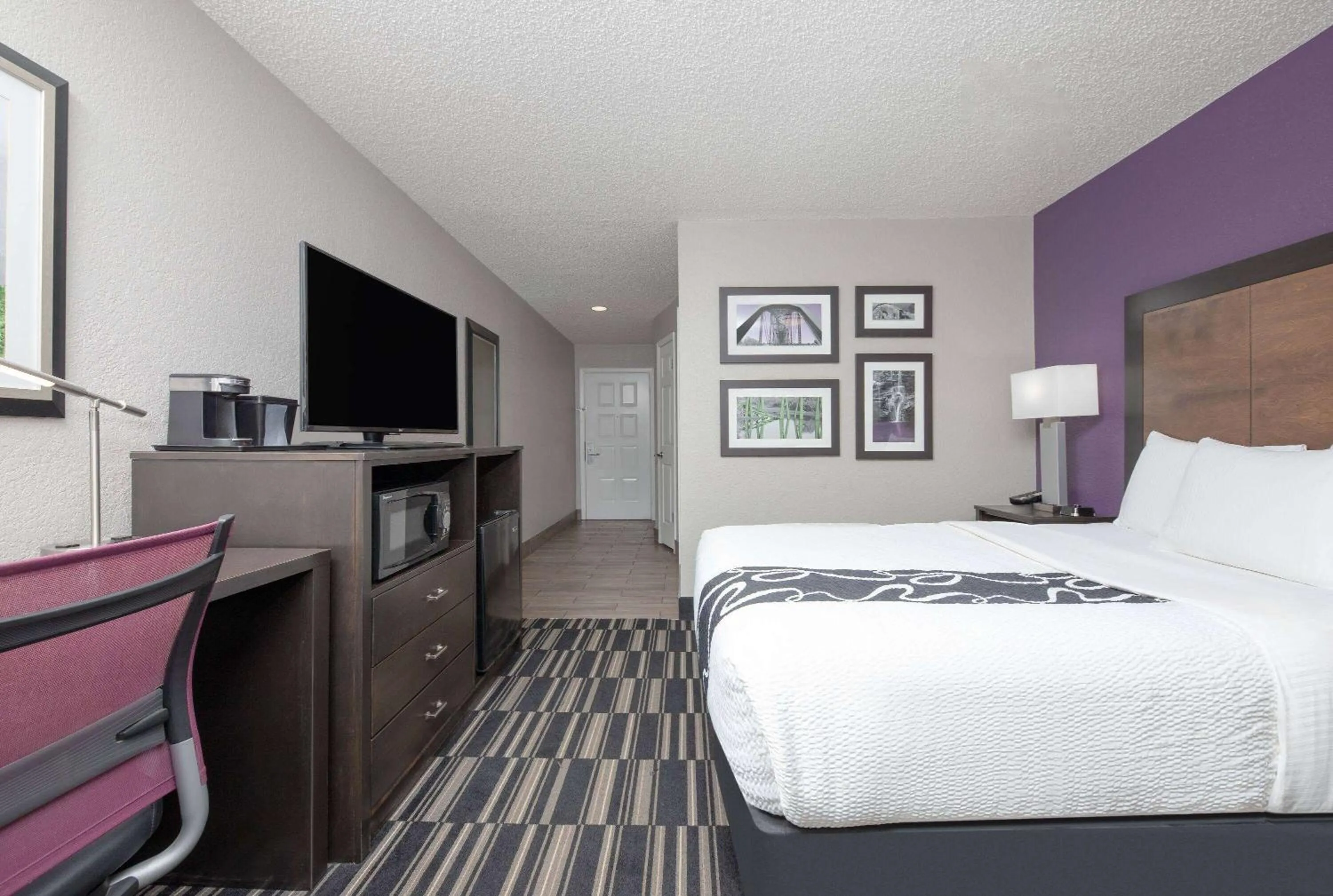 Photo of the whole room, Bed in La Quinta Inn by Wyndham El Dorado