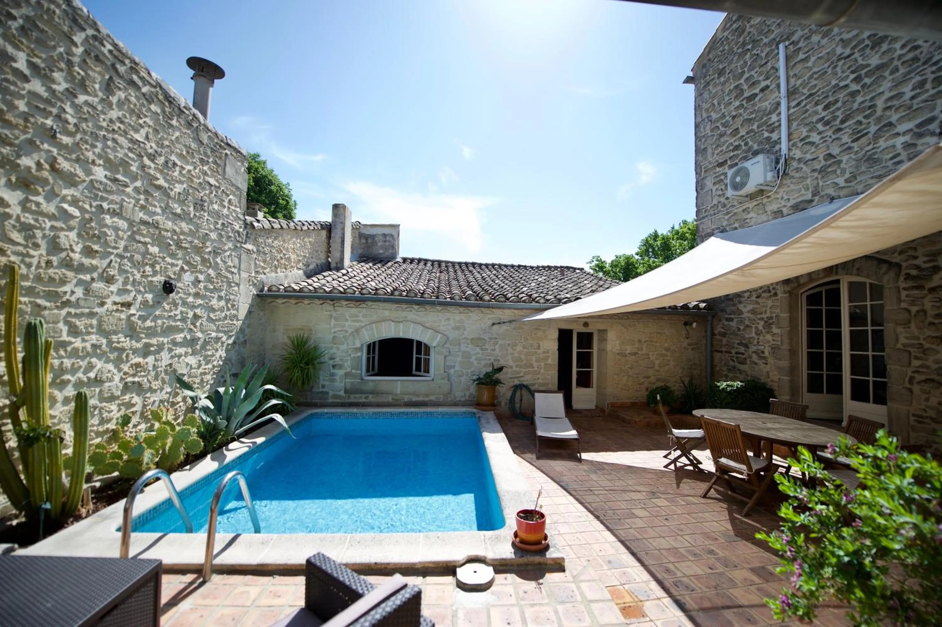 Patio in LA DEMEURE Bed and Breakfast
