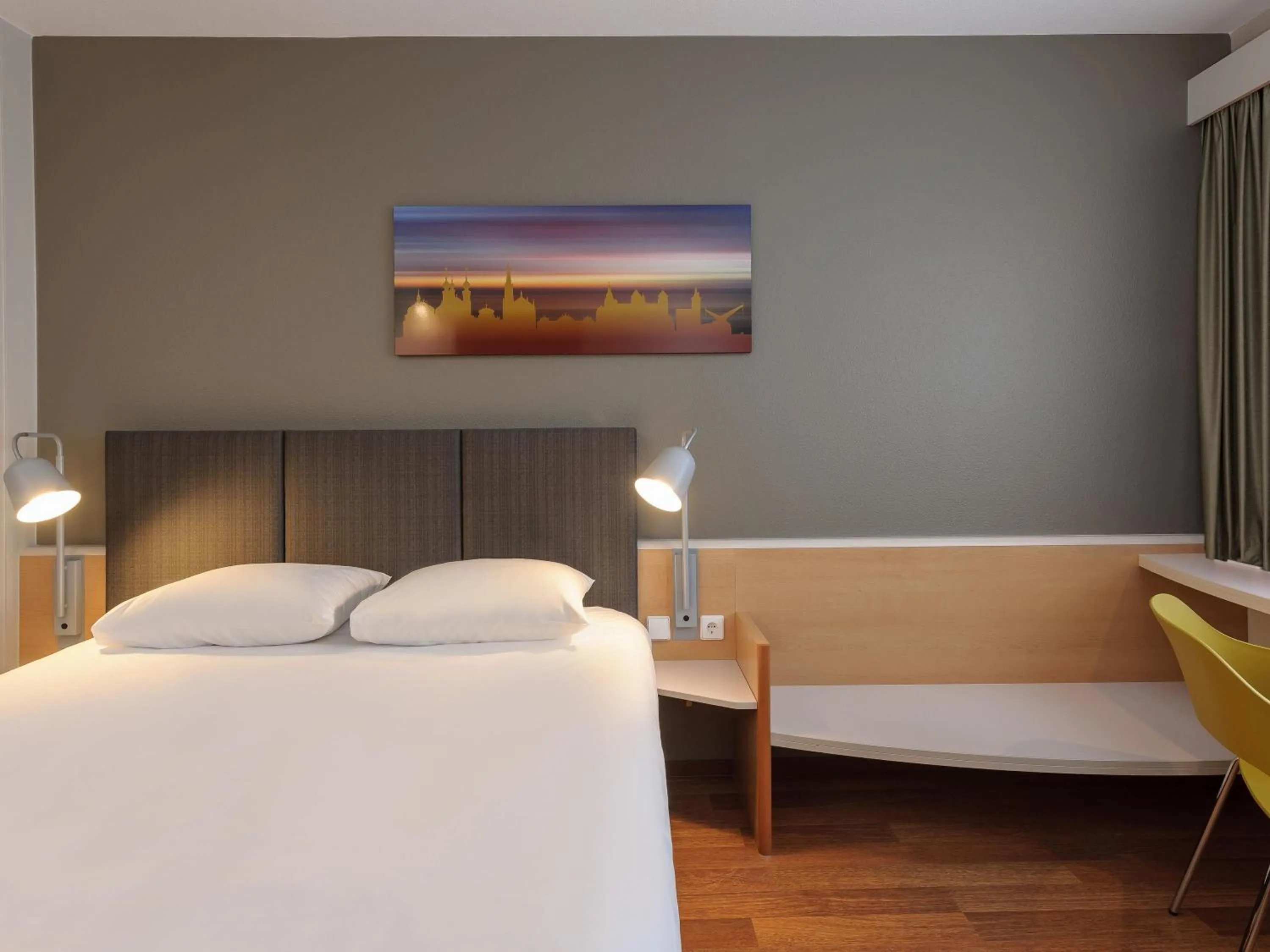 Bedroom, Bed in ibis Hotel Würzburg City