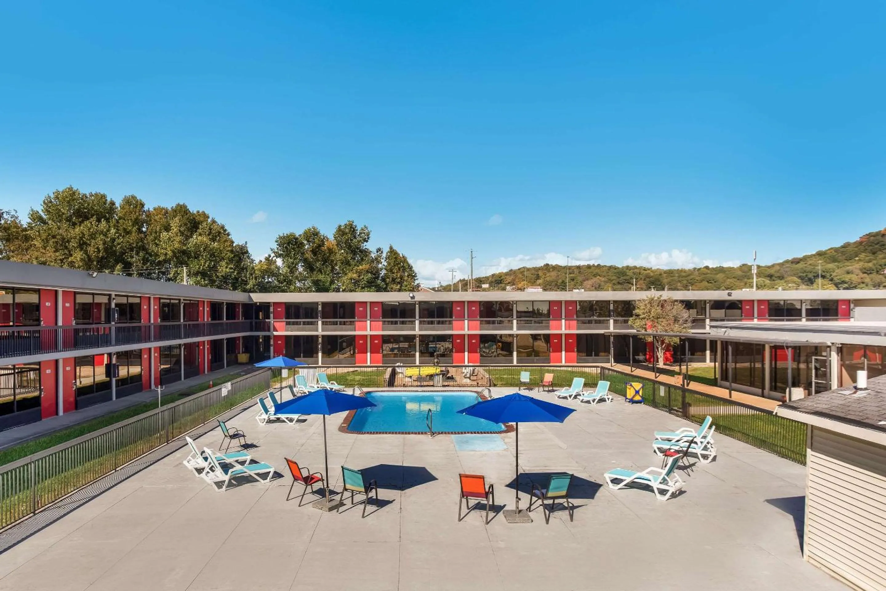 Swimming pool in Econo Lodge Cave City
