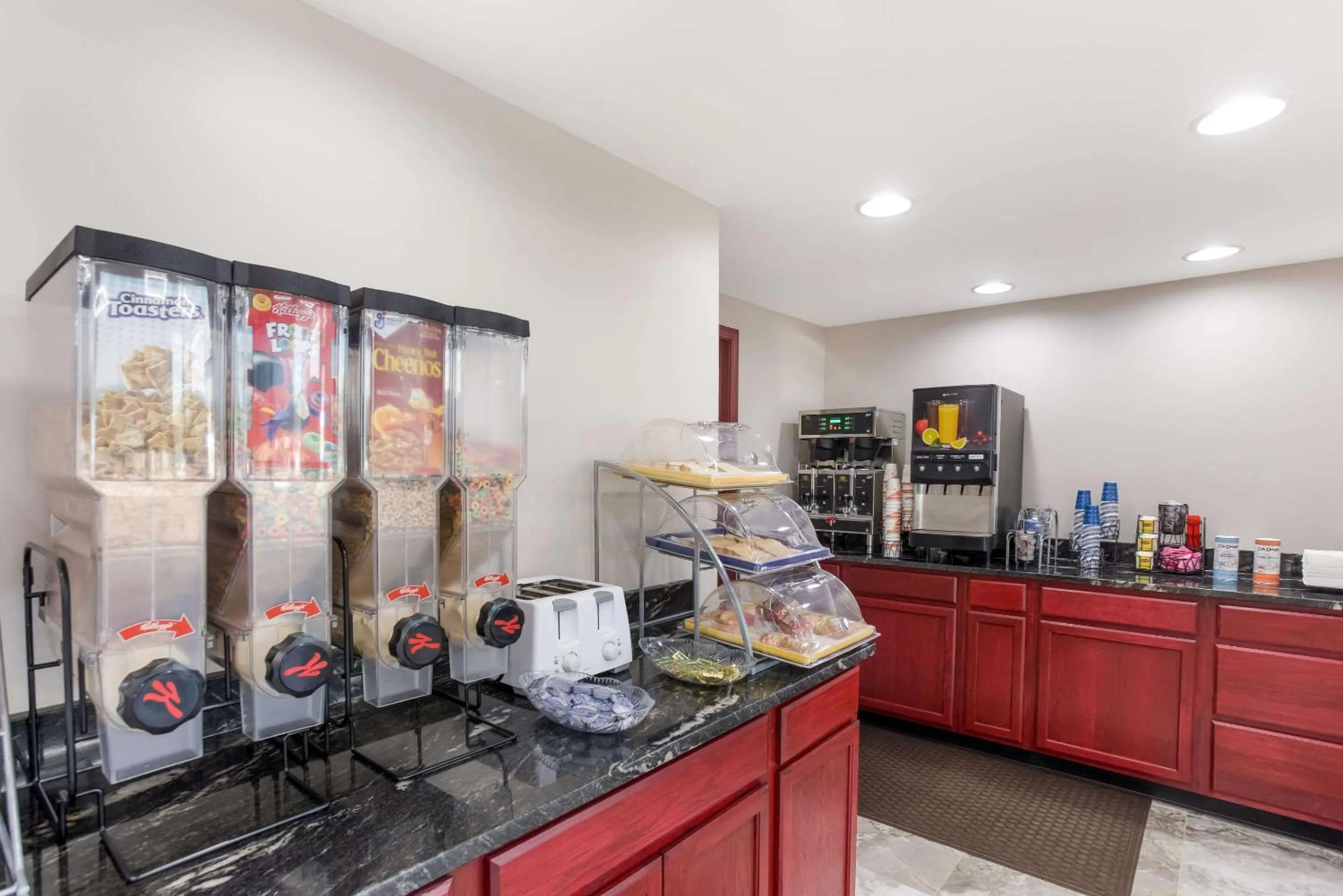 Breakfast in Econo Lodge Cave City