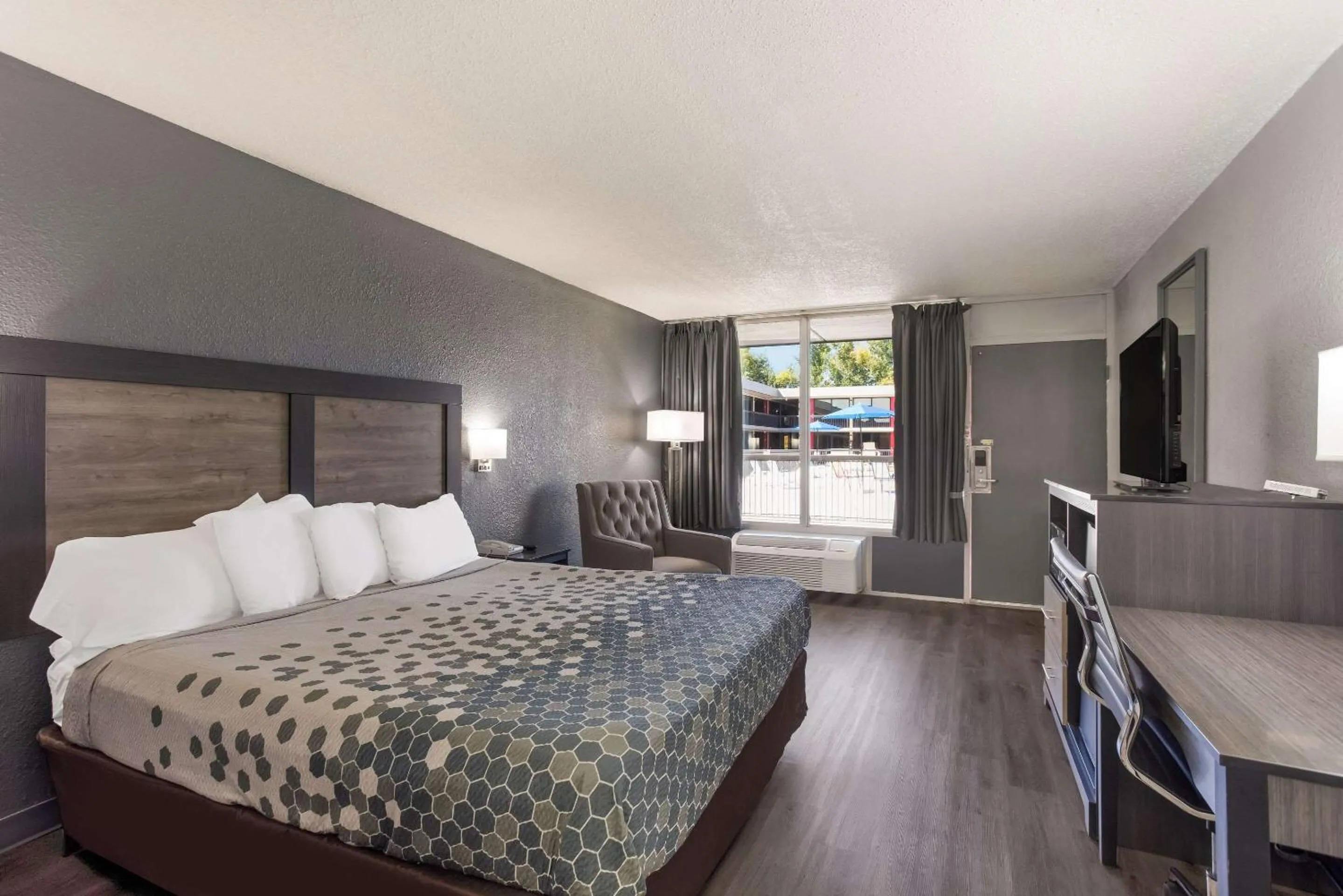 Bedroom, Bed in Econo Lodge Cave City