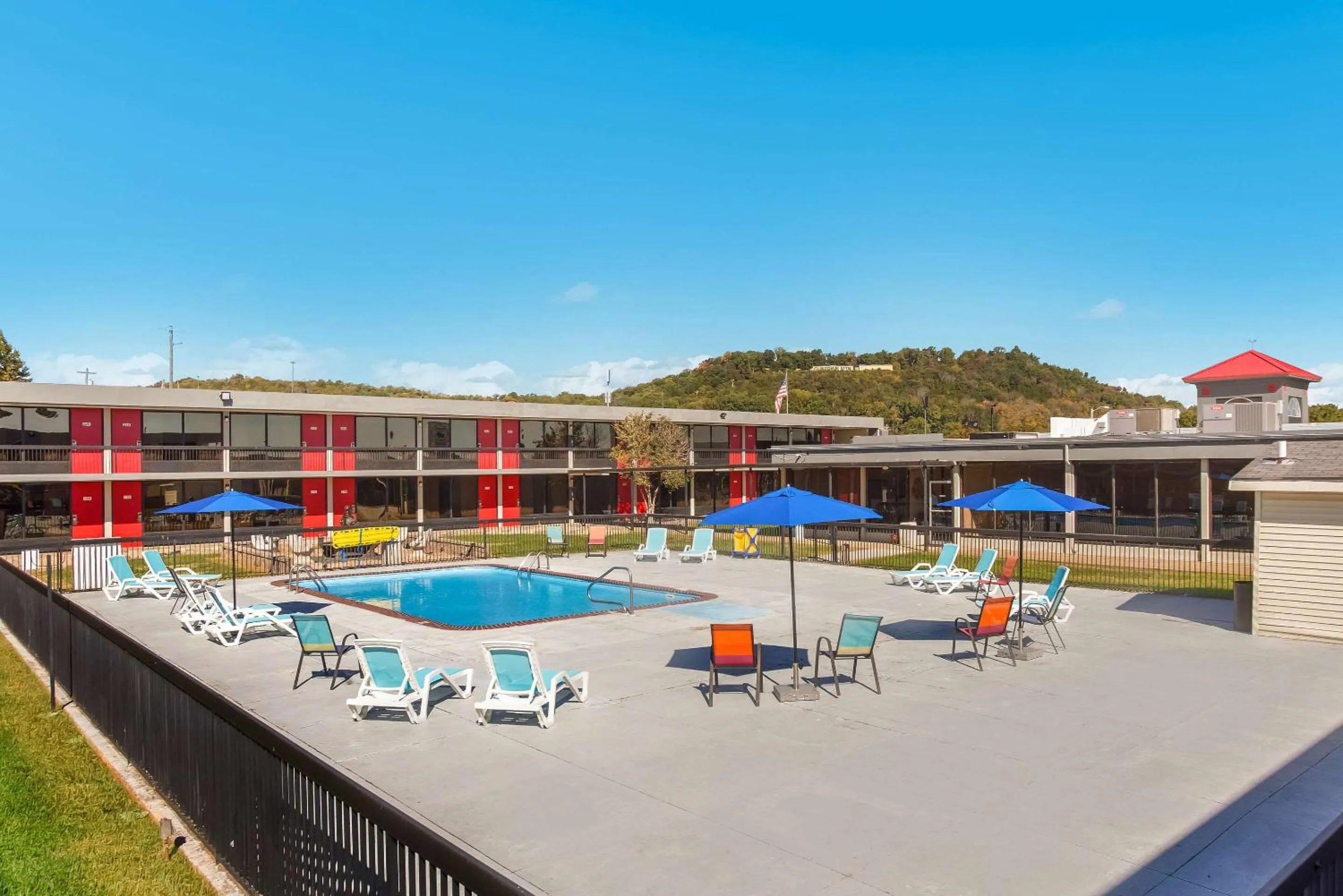Swimming pool in Econo Lodge Cave City