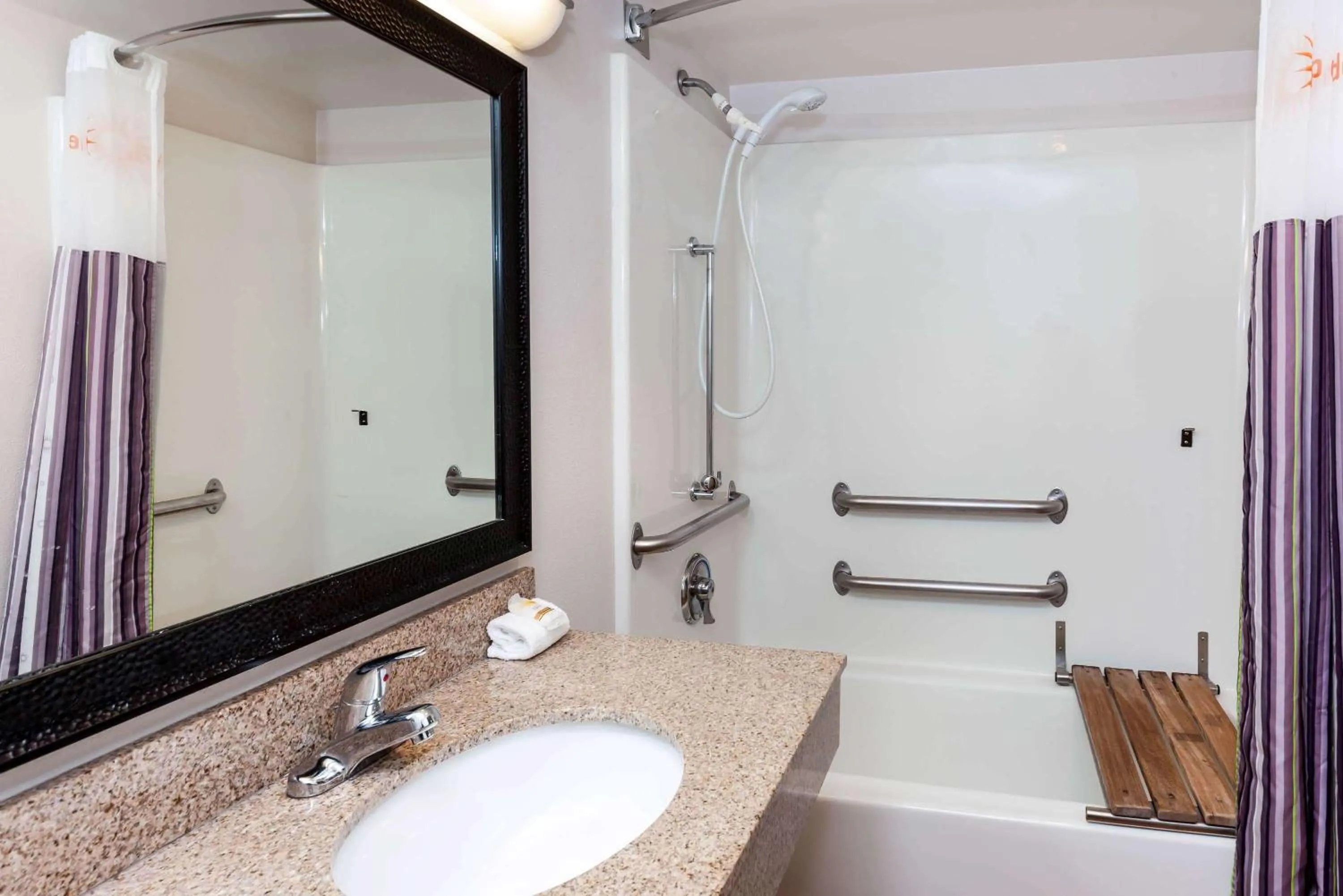 Bathroom in La Quinta by Wyndham Milwaukee Bayshore Area