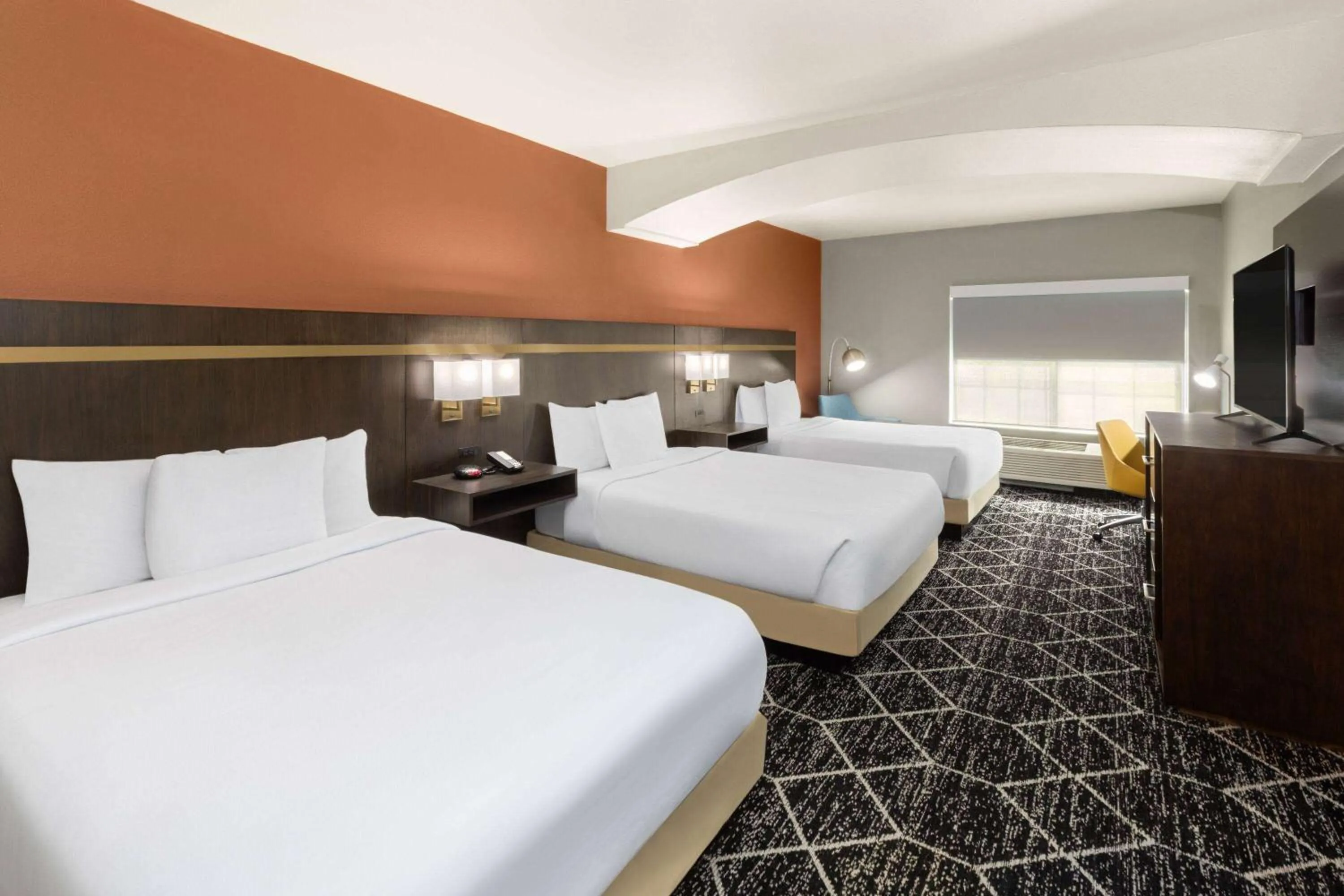 Photo of the whole room, Bed in La Quinta by Wyndham Olathe