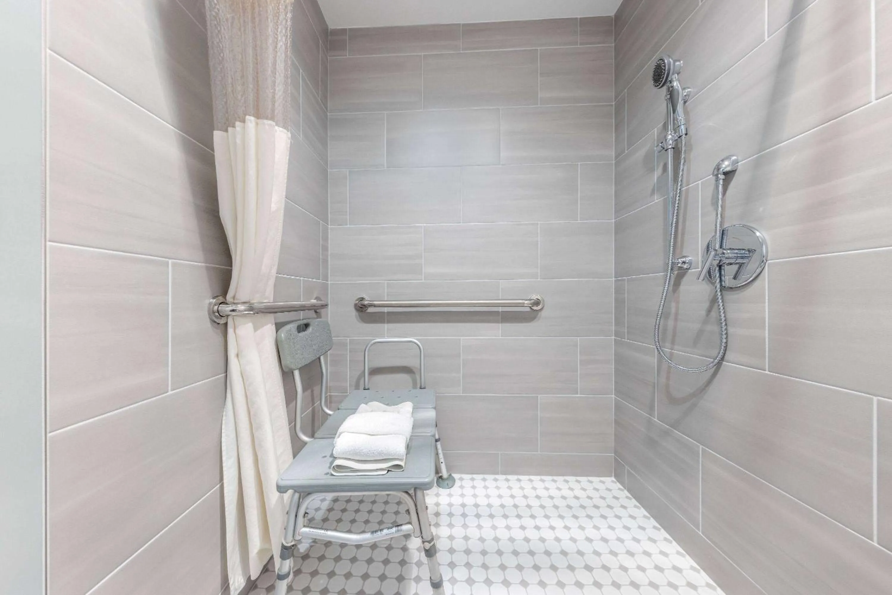 Shower in La Quinta Inn by Wyndham Lynnwood